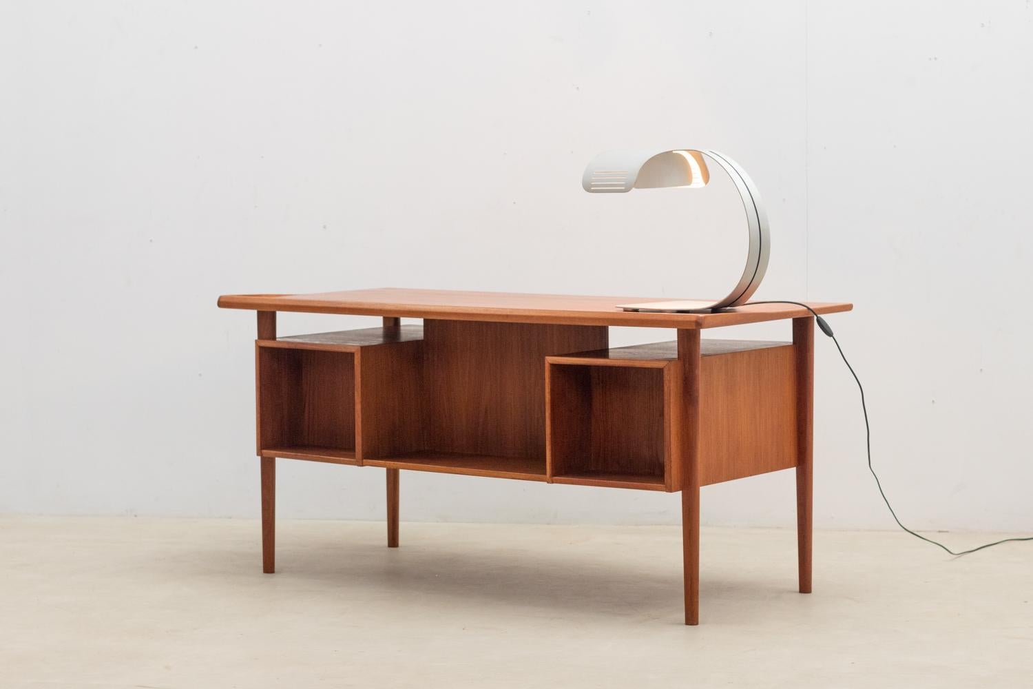 Schreibtisch aus der Jahrhundertmitte von Peter Løvig Nielsen, 1960er Jahre (Moderne der Mitte des Jahrhunderts) im Angebot