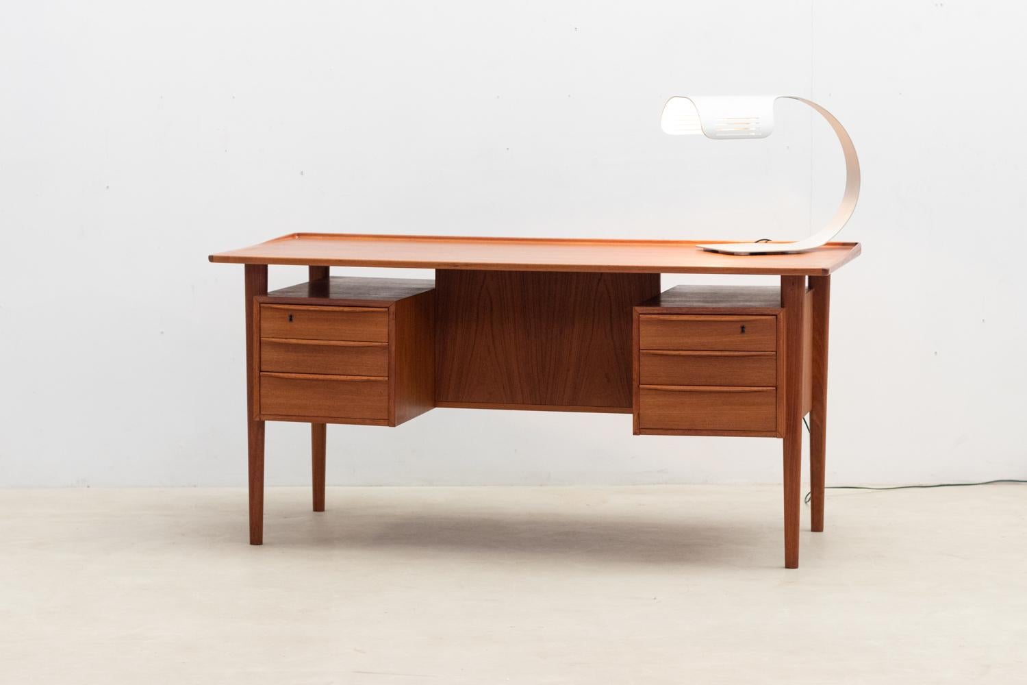 Mid-Century desk by Peter Løvig Nielsen, 1960s In Good Condition For Sale In Brussels, BE