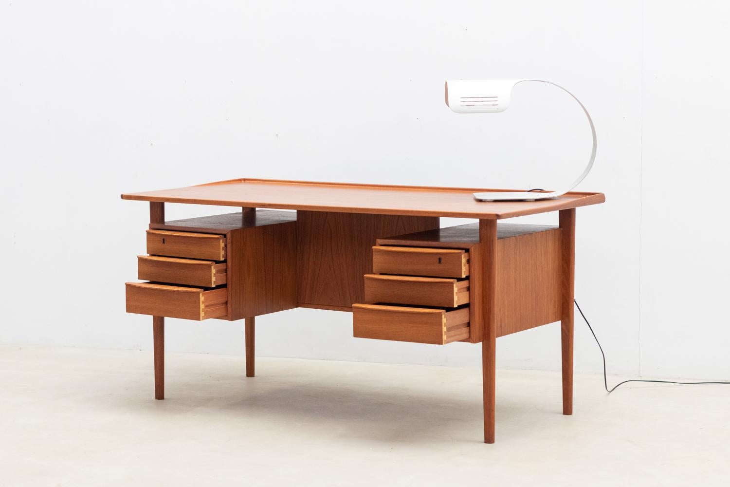 Schreibtisch aus der Jahrhundertmitte von Peter Løvig Nielsen, 1960er Jahre (Mitte des 20. Jahrhunderts) im Angebot