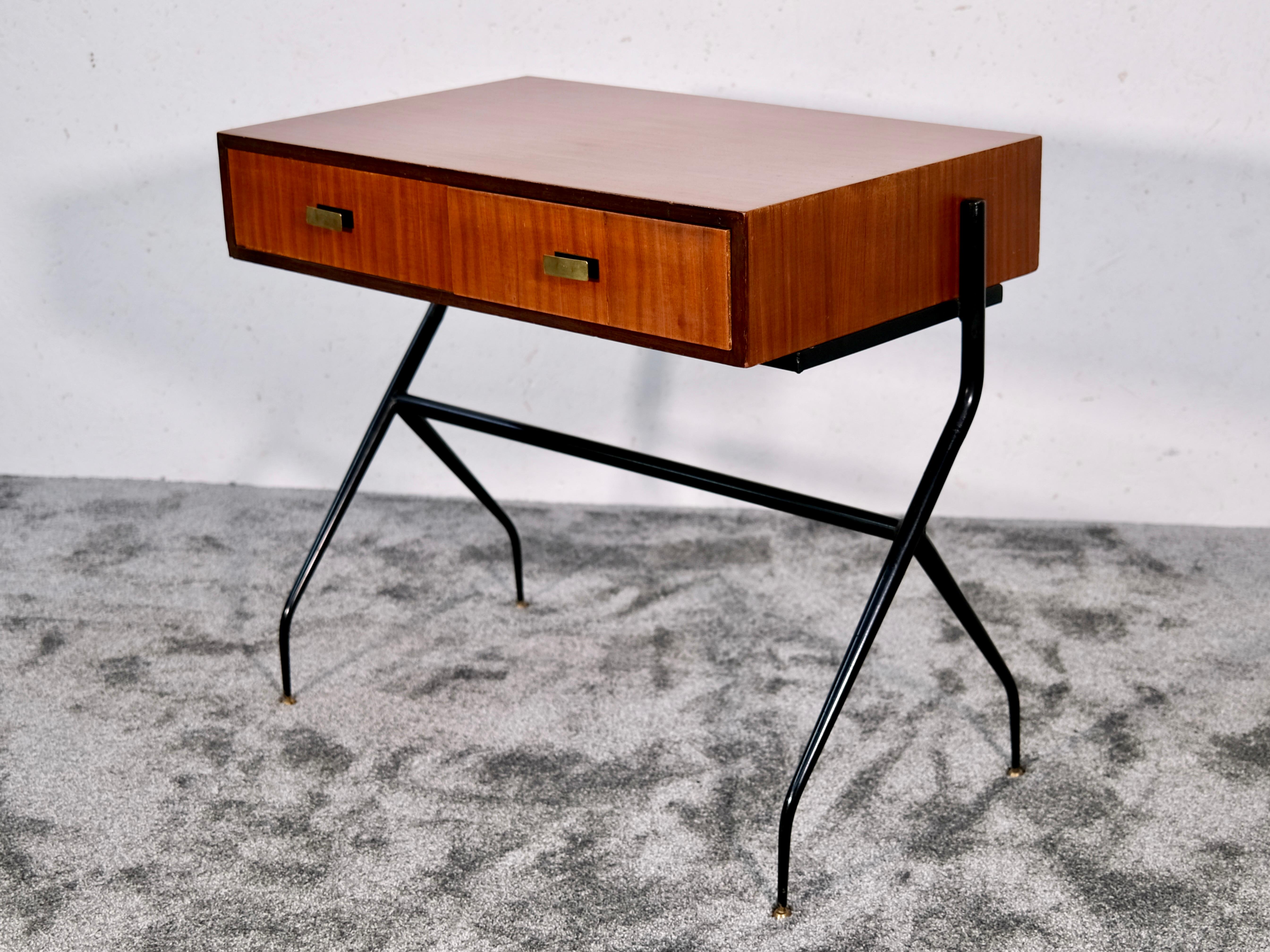 Mid-Century Modern Bureau du milieu du siècle dernier de Silvio Cavatorta en acajou sur tubes en acier, Italie, années 1960 en vente
