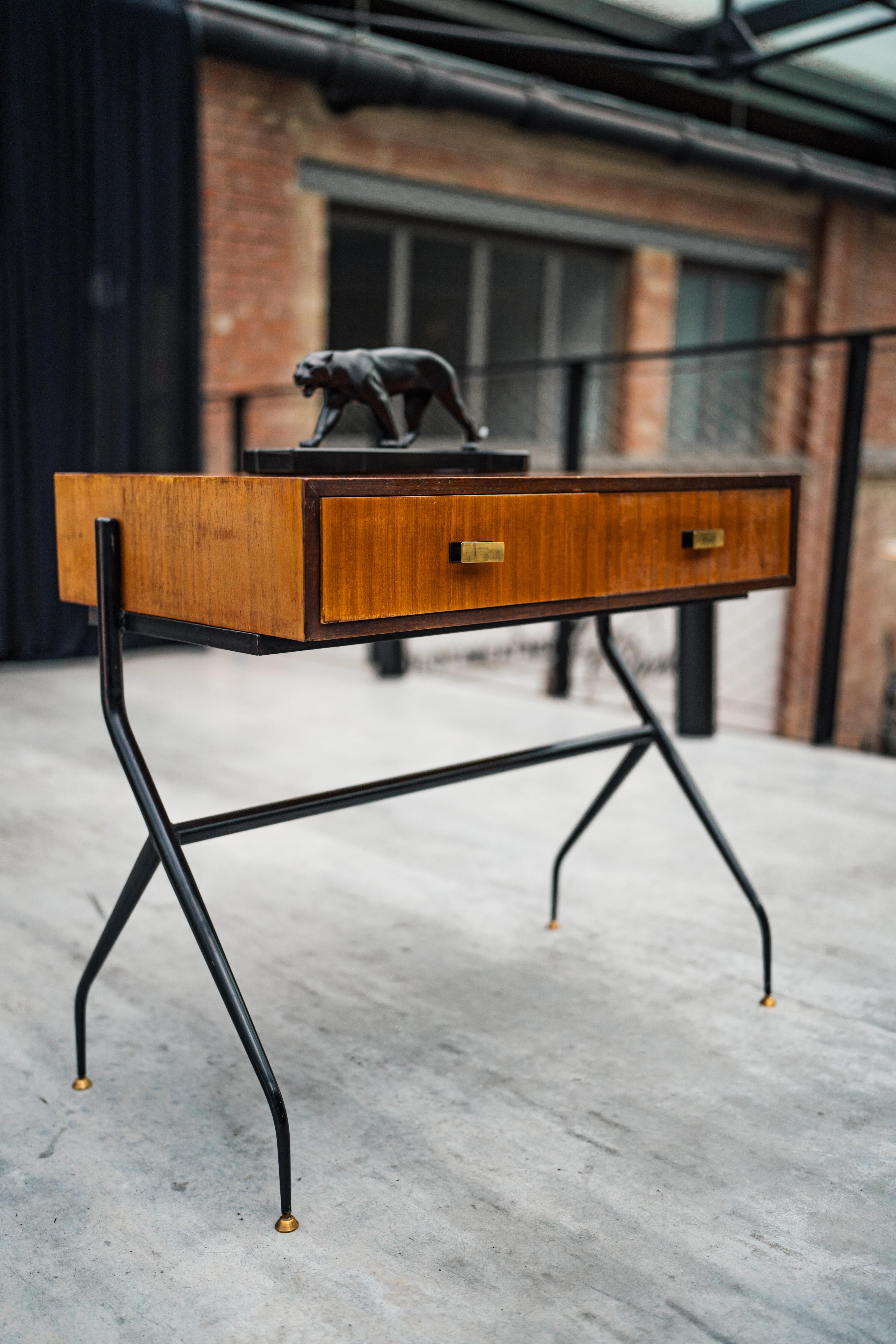 Cet exquis bureau moderne du milieu du siècle, conçu par le célèbre designer italien Silvio Cavatorta dans les années 1960, incarne l'élégance et la fonctionnalité. Fabriqué en acajou riche, le bureau présente une silhouette épurée qui s'intègre