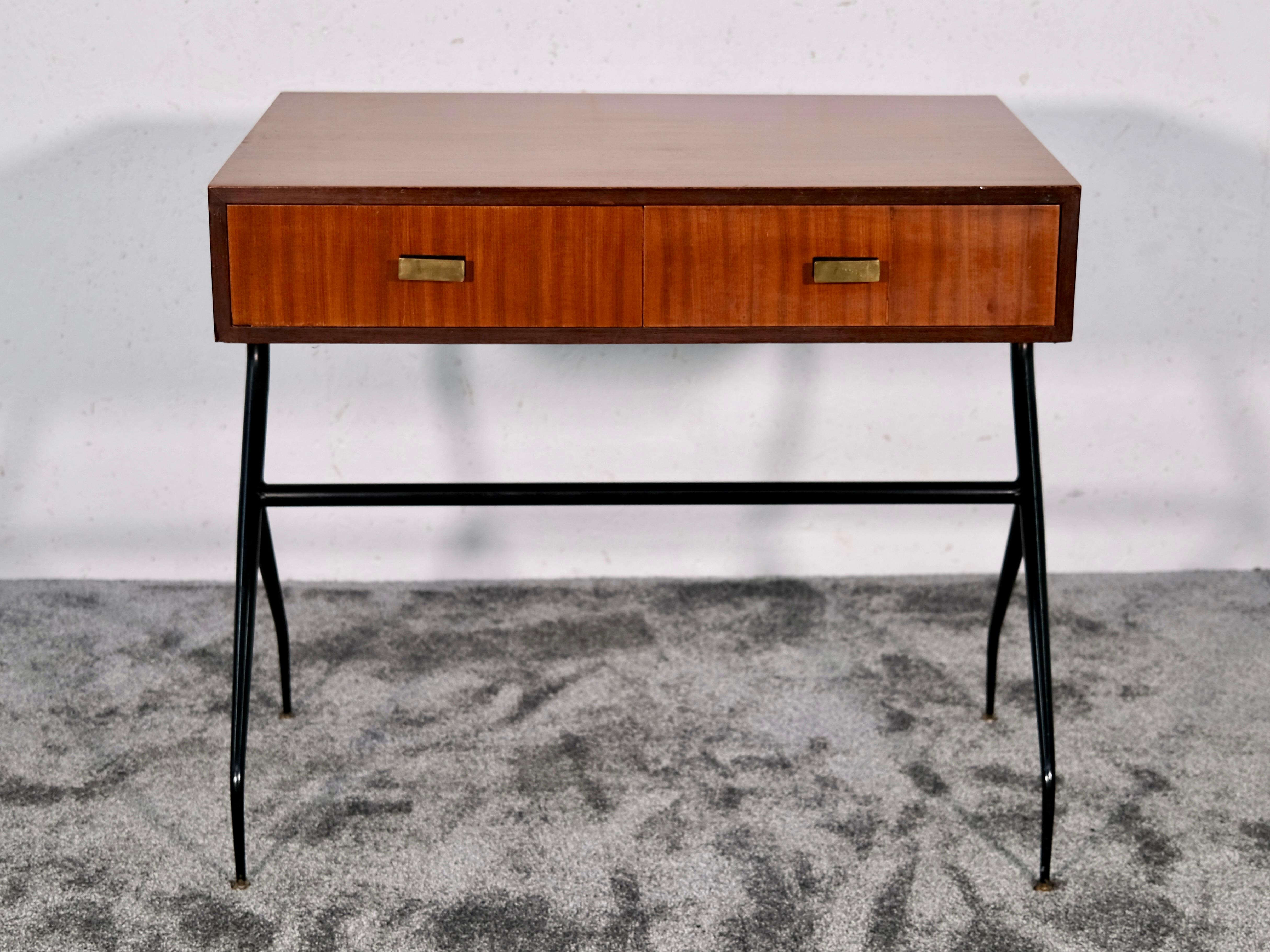 Laqué Bureau du milieu du siècle dernier de Silvio Cavatorta en acajou sur tubes en acier, Italie, années 1960 en vente