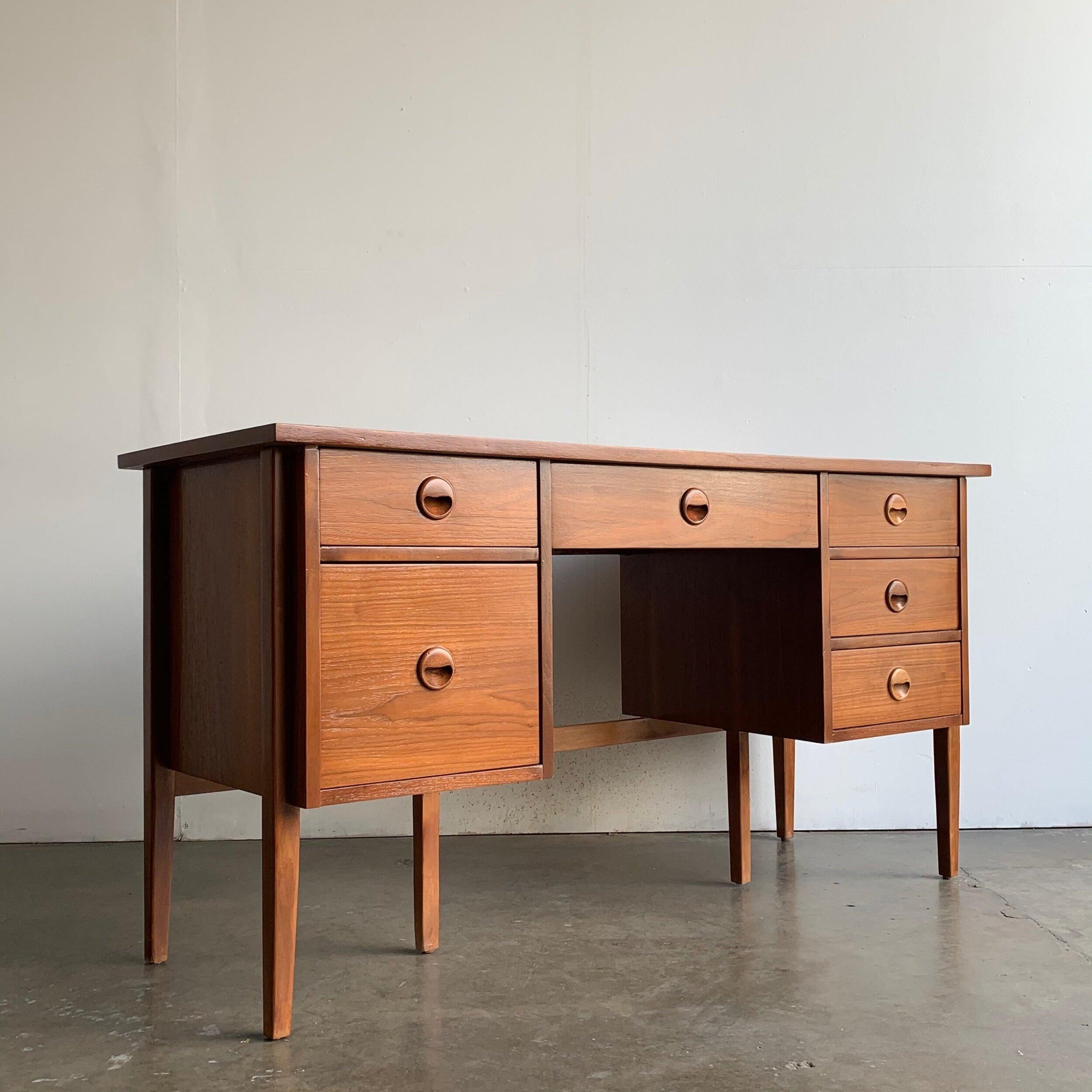 Fully restored desk circa 1960s by Stanley furniture. Item offer great storage, sculpted handles, and ample surface space. Item is finished on all sides. 

Knee clearance 23.75.