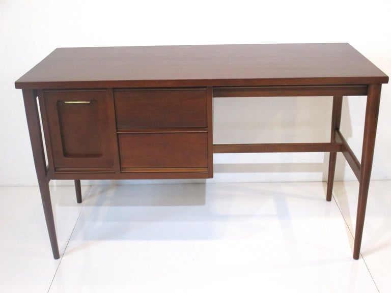 MidCentury Desk by the Bassett Furniture Co For Sale at 1stDibs