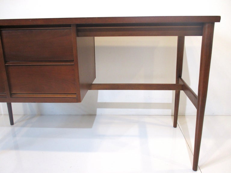 MidCentury Desk by the Bassett Furniture Co For Sale at 1stDibs