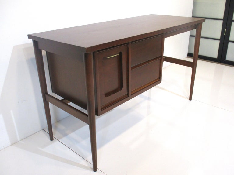 MidCentury Desk by the Bassett Furniture Co For Sale at 1stDibs