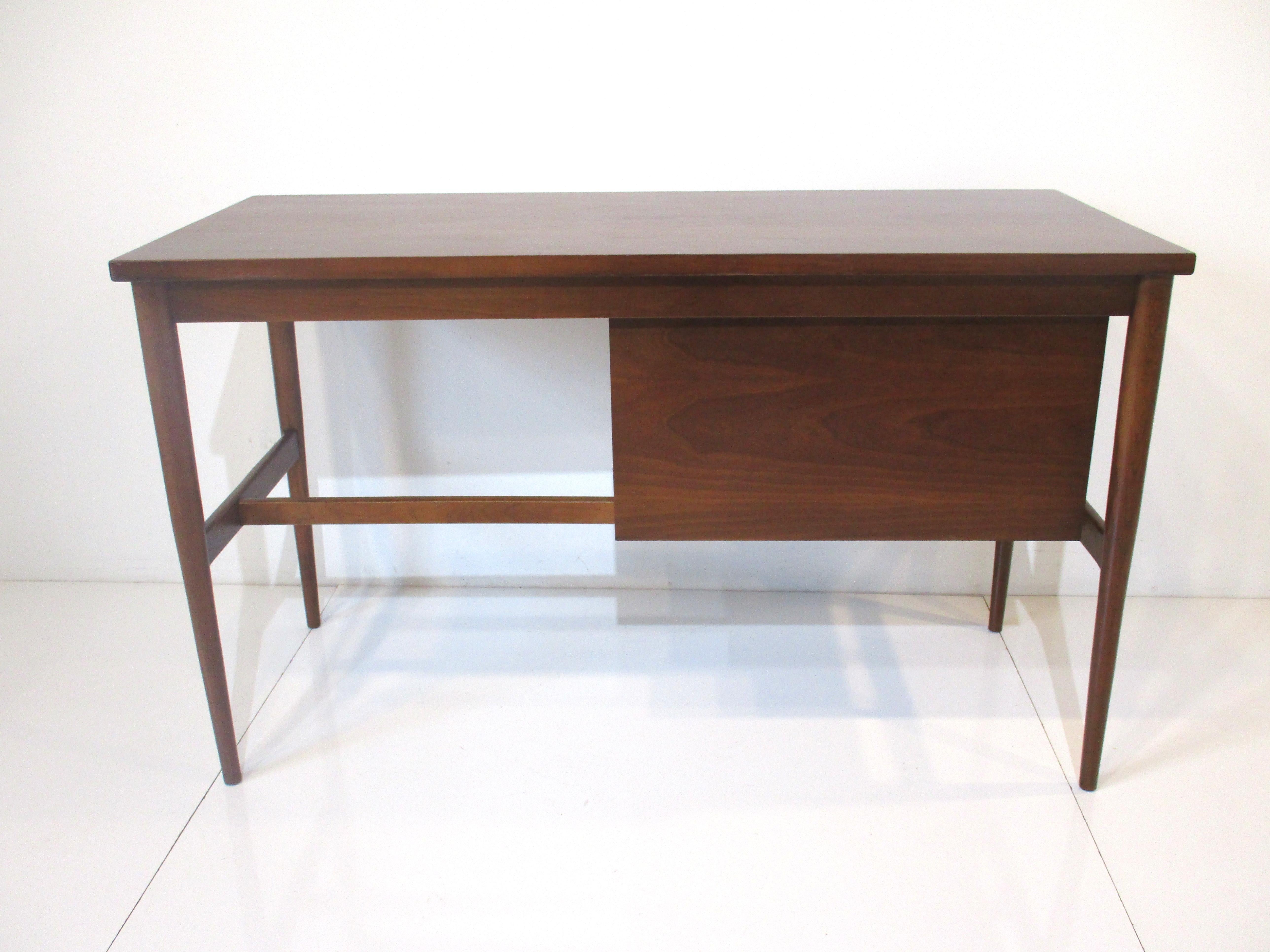 Mid-Century Desk by the Bassett Furniture Co In Good Condition In Cincinnati, OH