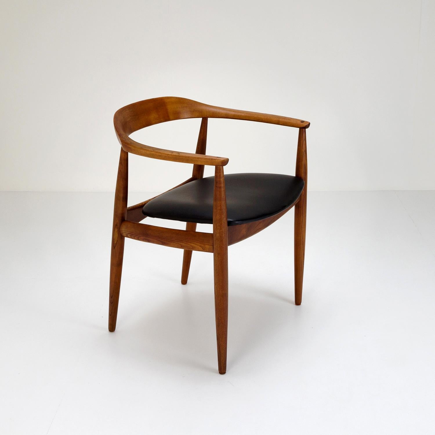 A solid ash desk chair by Illum Wikkelsø for Niels E. Eilersen, Denmark, 1950s with new leather upholstery.

 