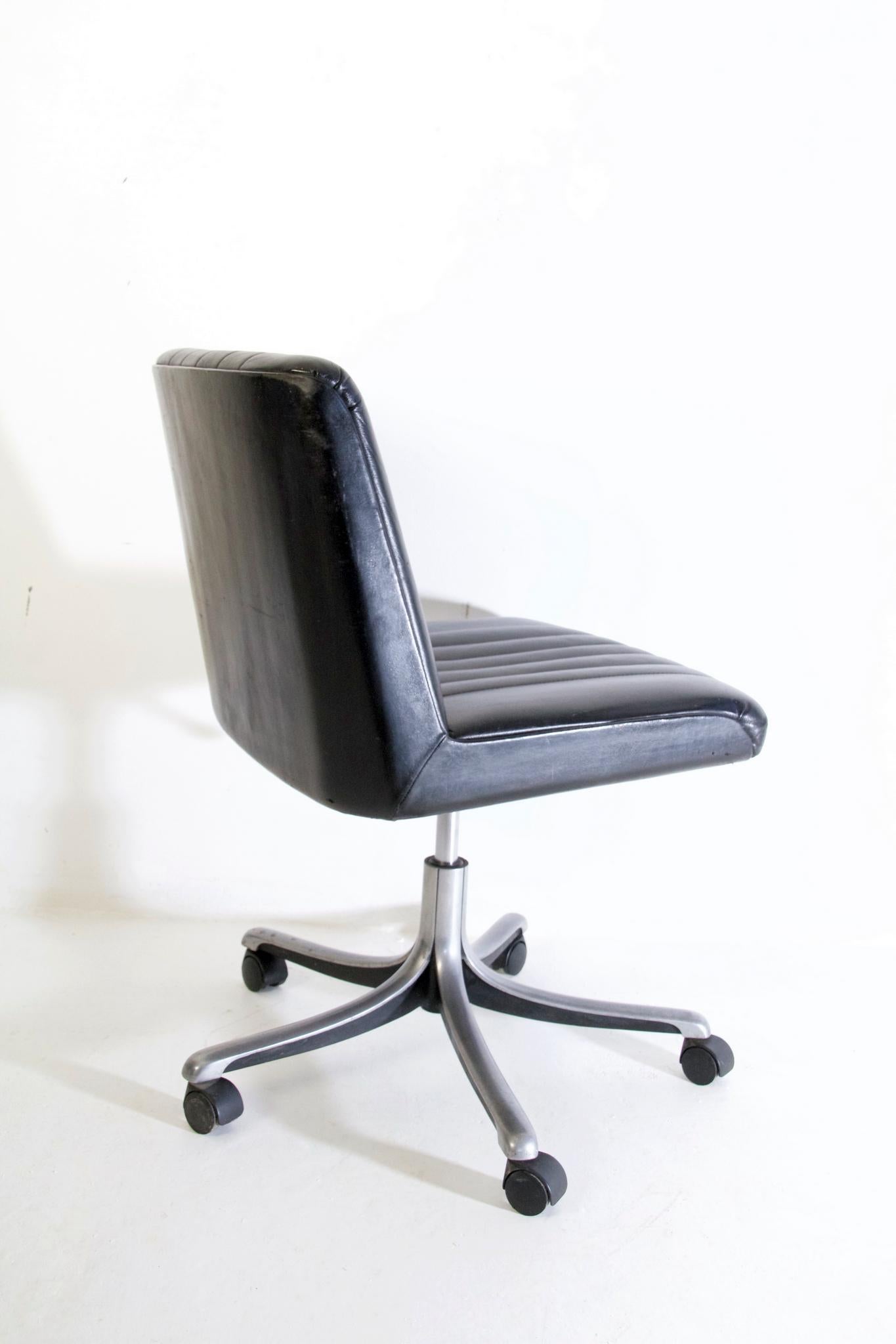 Mid Century Desk Chair by Osvaldo Borsani for Tecno Italy In Good Condition In Albano Laziale, Rome/Lazio