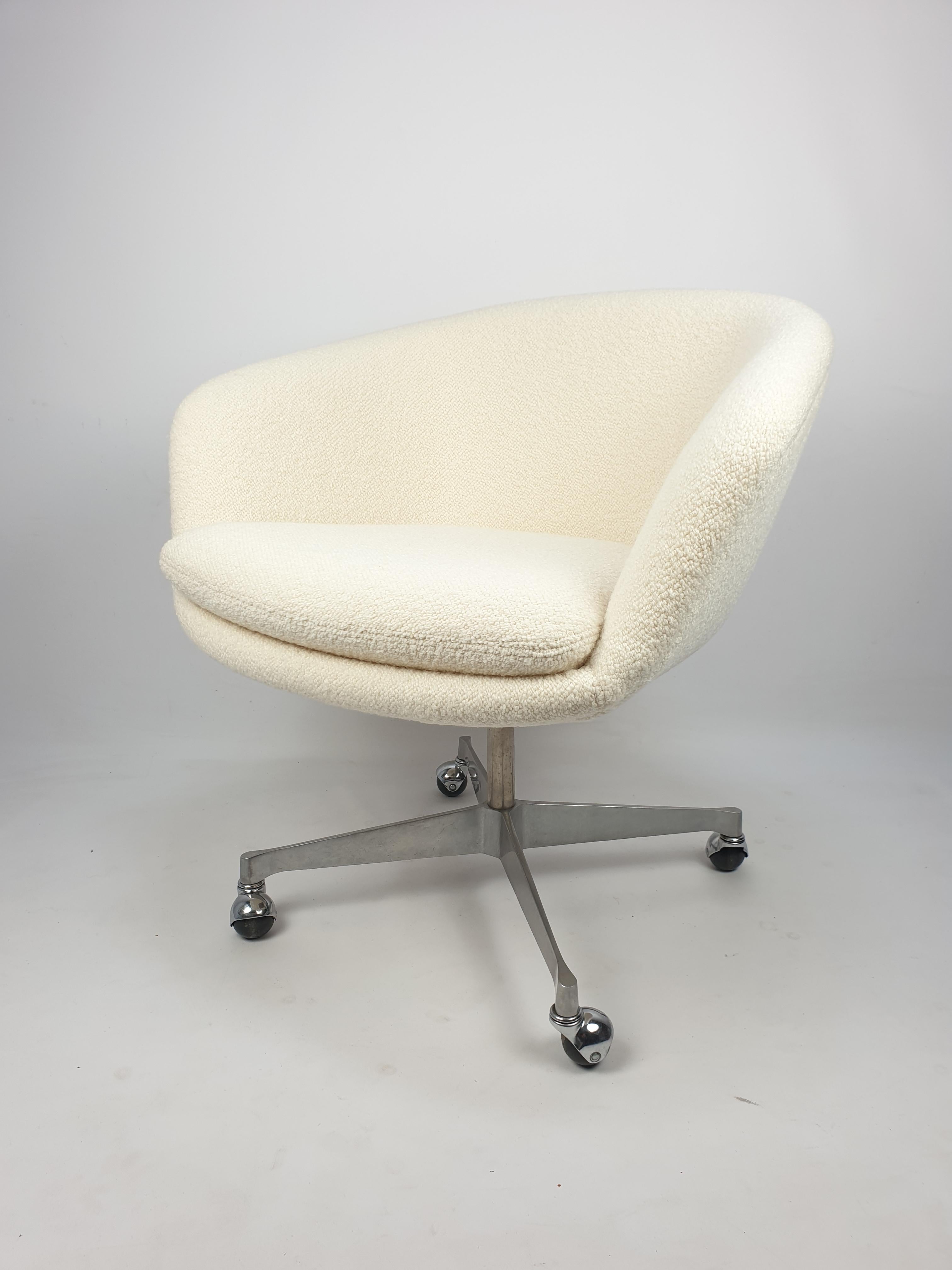 Very cute and extremely rare desk- or armchair, designed by Pierre Paulin and manufactured by Artifort in the 60's. The nicely shaped seat with the soft cushion makes the chair very comfortable. It has been restored with new fabric and new foam, so