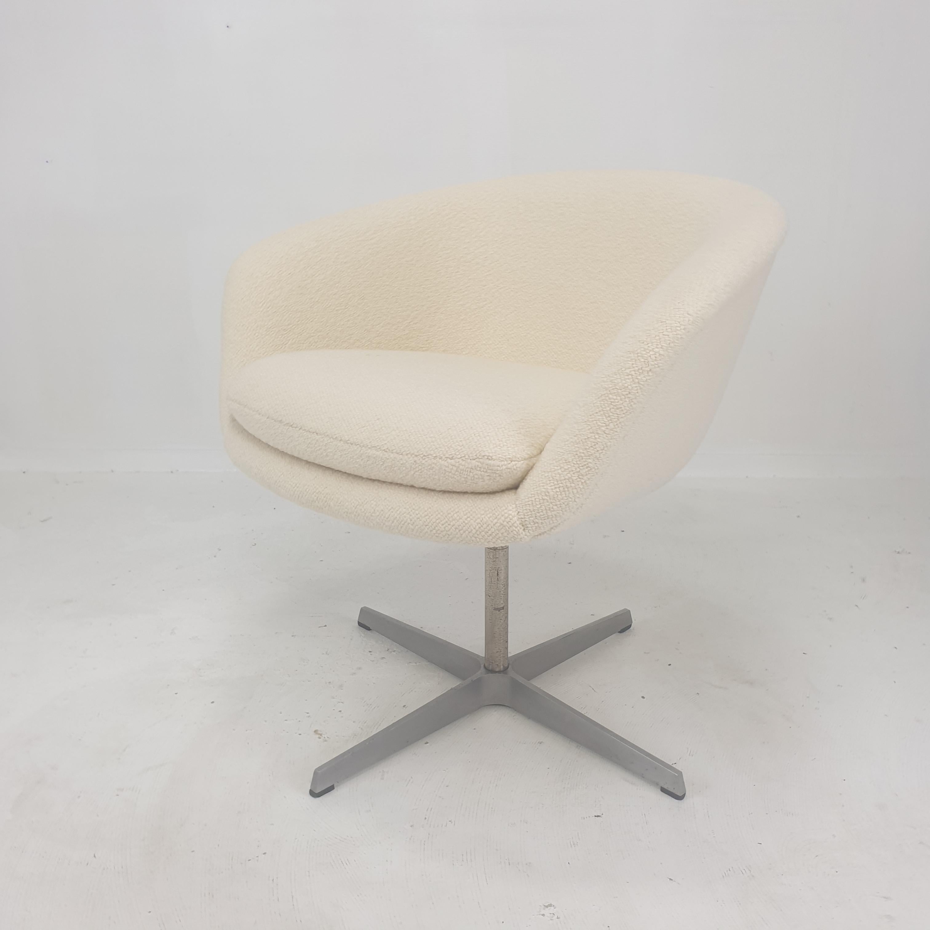 Very cute desk- or armchair.
This extremely rare chair is designed by Pierre Paulin and manufactured by Artifort in the 60's. 

The nicely shaped seat with the soft cushion makes the chair very comfortable.

It has been restored by a Pierre