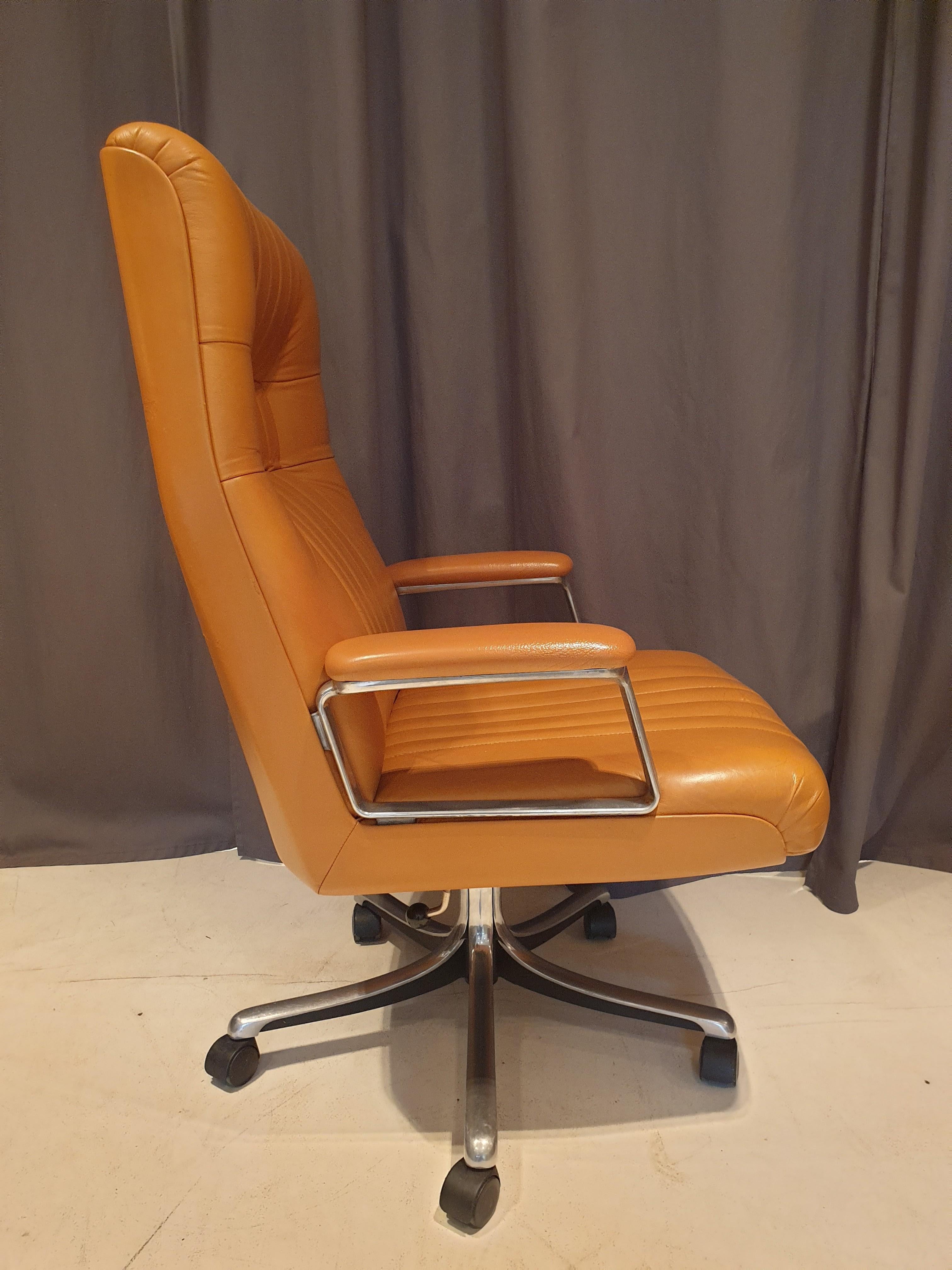 Executive office chair Model P125D designed by Osvaldo Borsani and Eugenio Geri, and manufactured by Tecno, Italy. This chair is from the P125 series which were produced in different editions. This chair has a five star wheel base in aluminium with