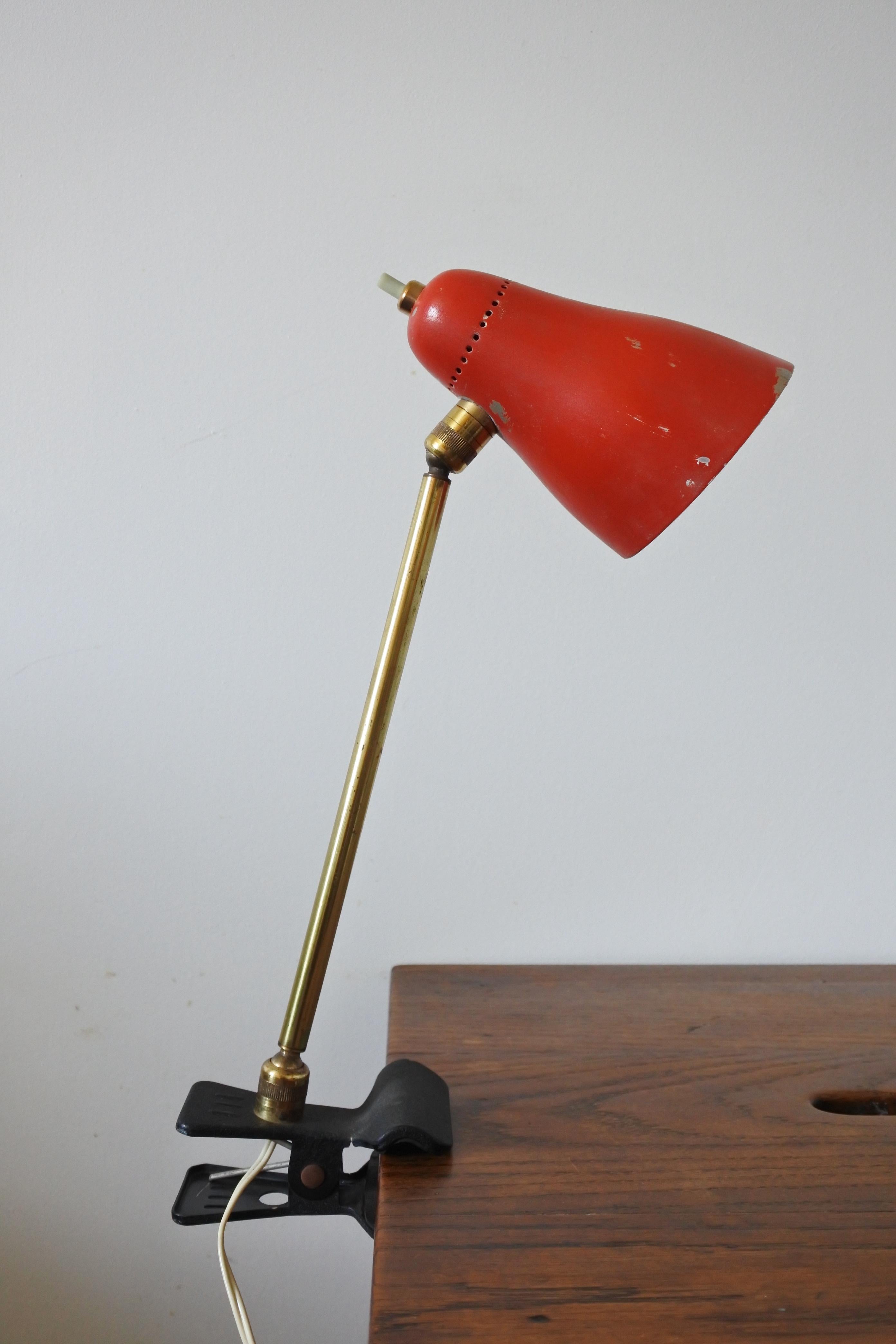 Mid-Century Modern desk clamp lamp 
Italy 1950s
Brass, lacquered metal and lacquered aluminum

Full original condition

Original electrical system. To be safe, the lamp should be checked locally by a specialist to fully comply with local