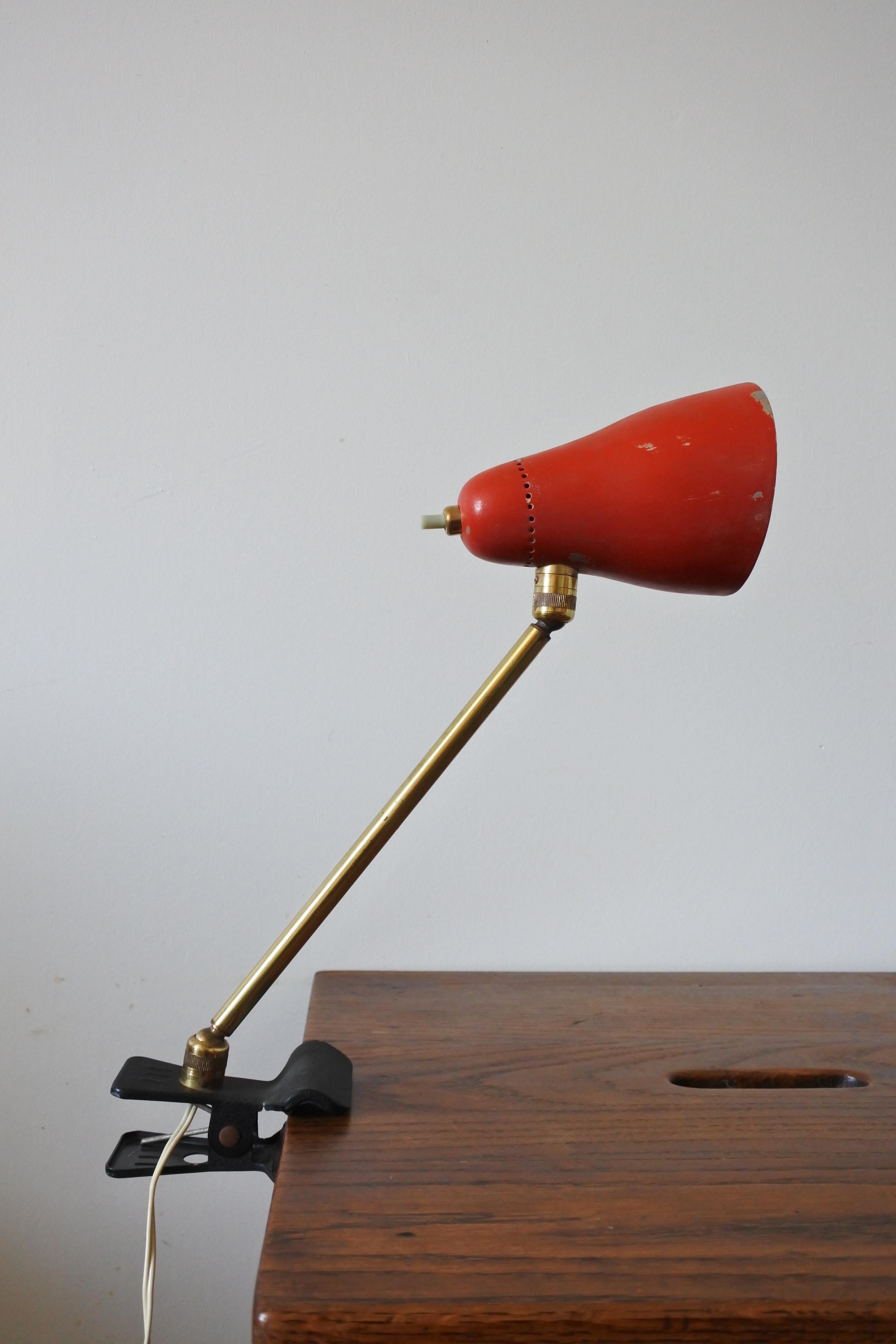 Mid Century Desk Clamp Lamp in Brass & Metal by Giuseppe Ostuni, Italy, 1950s In Good Condition In La Teste De Buch, FR