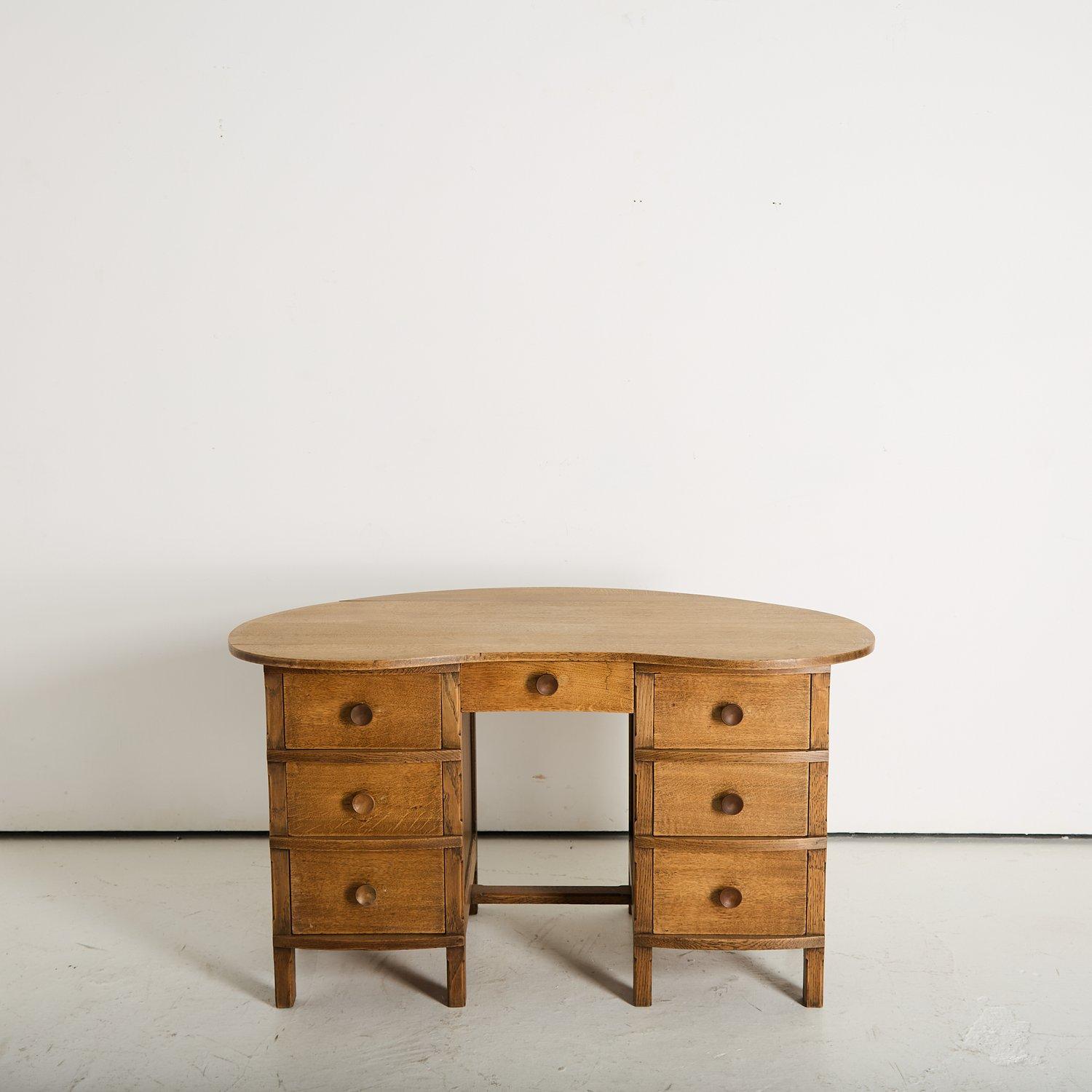 Bella scrivania a forma di rene in rovere inglese massiccio.

I cassetti funzionano tutti senza problemi. Recentemente è stato rifinito.

Britannico anni '60

L 127 cm x H 72 cm x P 60 cm