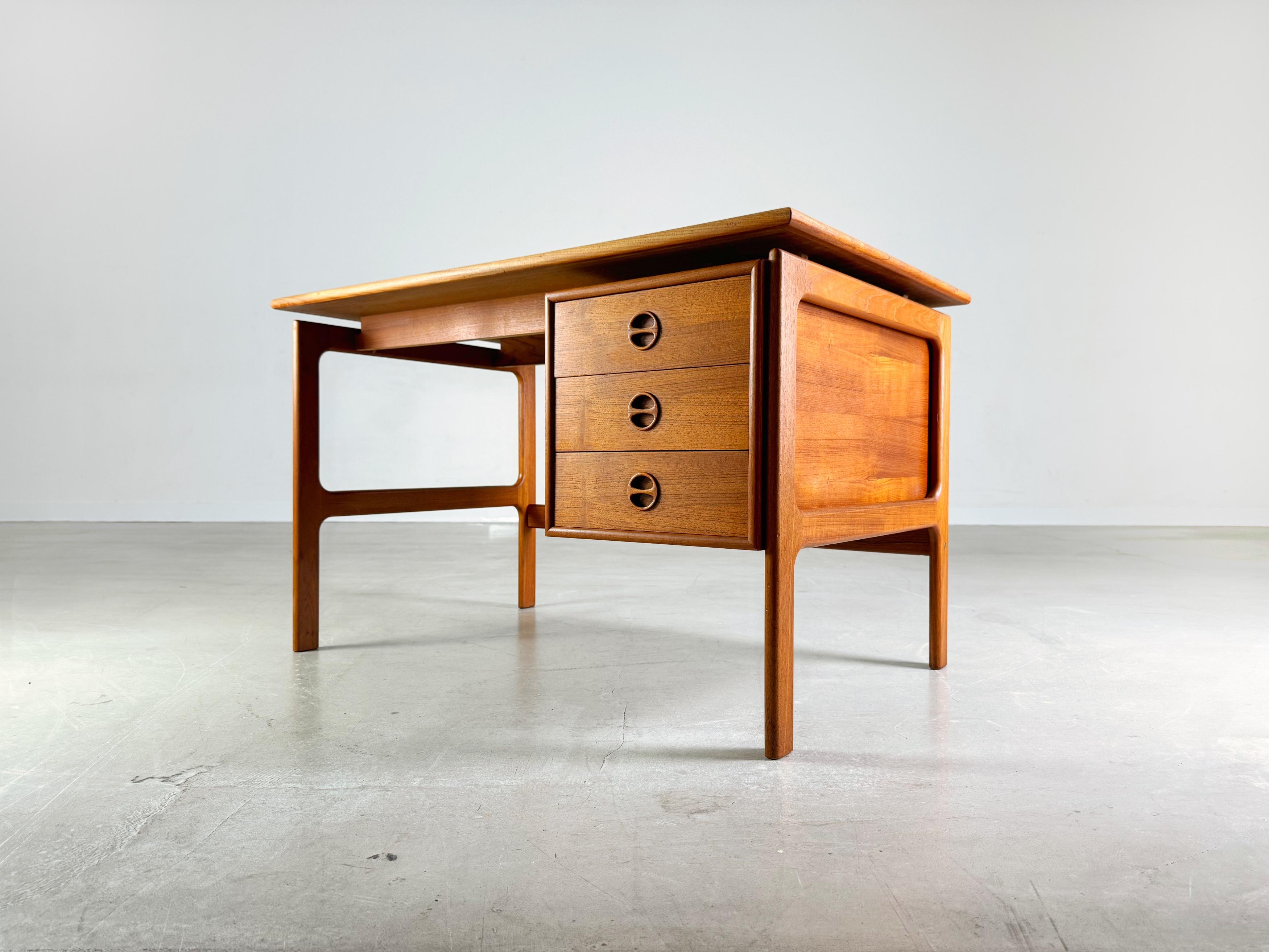 We are offering a beautiful Gasvig Mobler desk from the 1960s for sale. The design was created by Arne Vodder, one of the most famous Danish furniture designers of the 20th century. His designs characterize an entire era and combine timeless