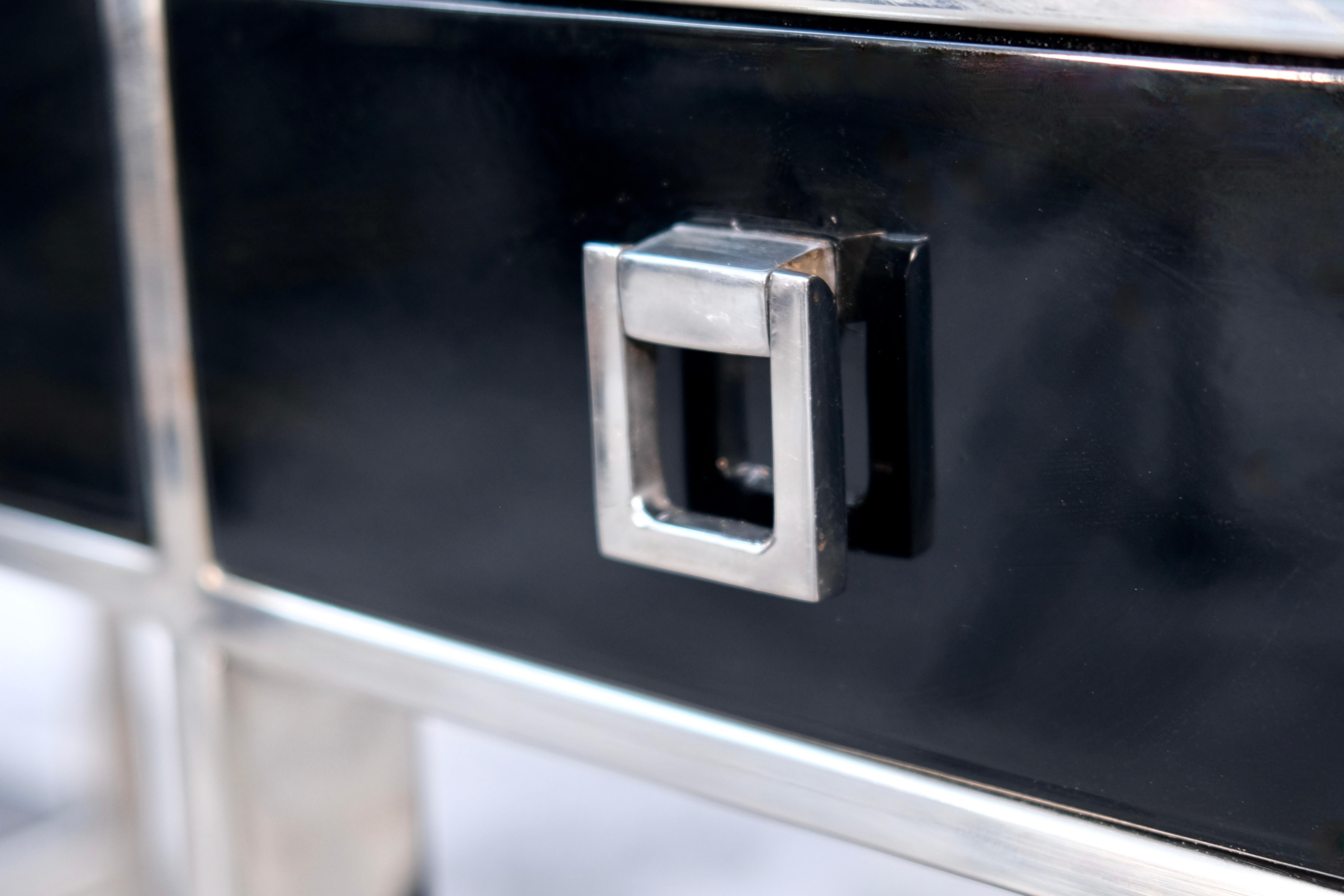 Scrivania di metà secolo in cromo e nero con cassetti e ripiani, anni '70 In condizioni buone in vendita a Ulm, DE