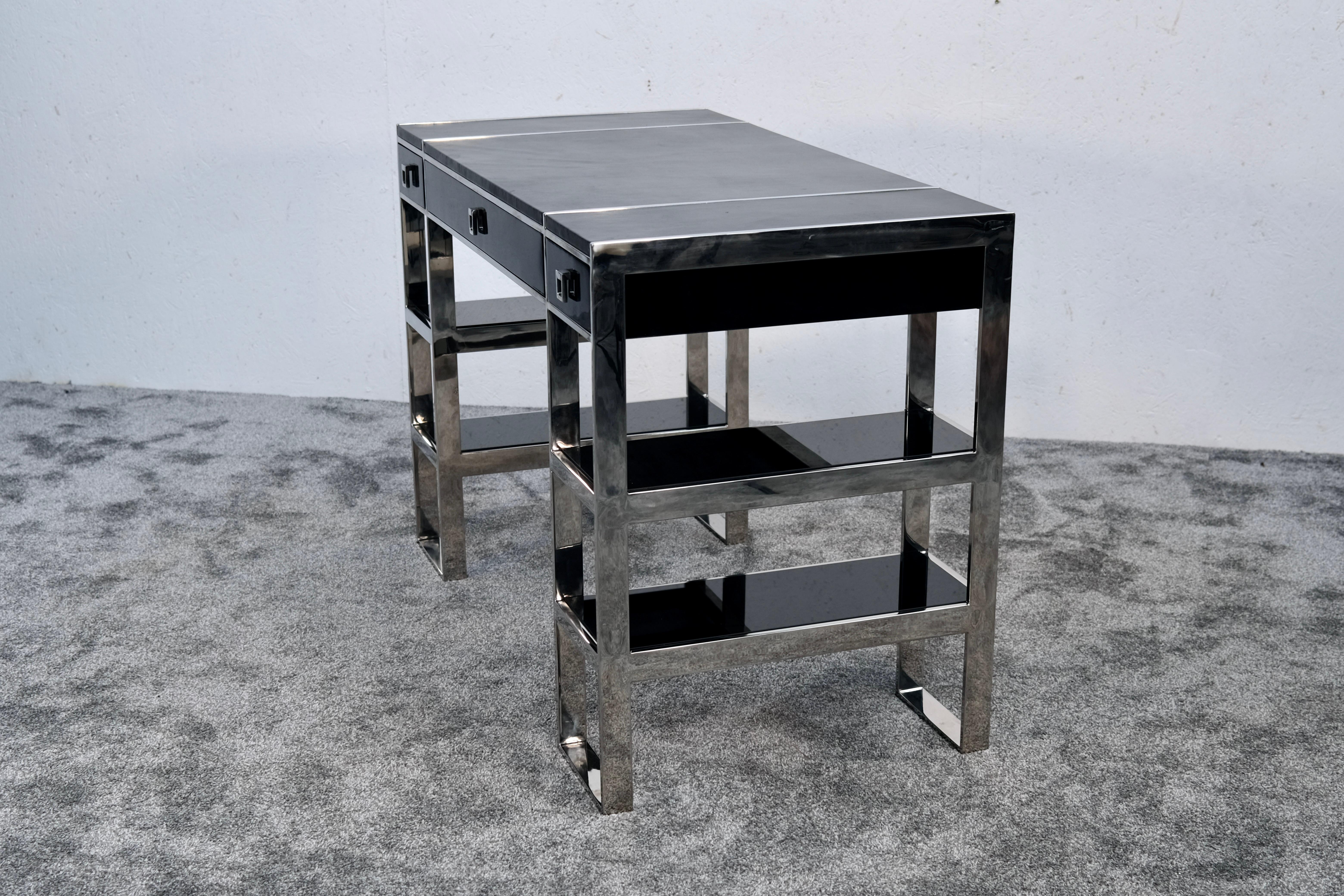 Fine XX secolo Scrivania di metà secolo in cromo e nero con cassetti e ripiani, anni '70 in vendita
