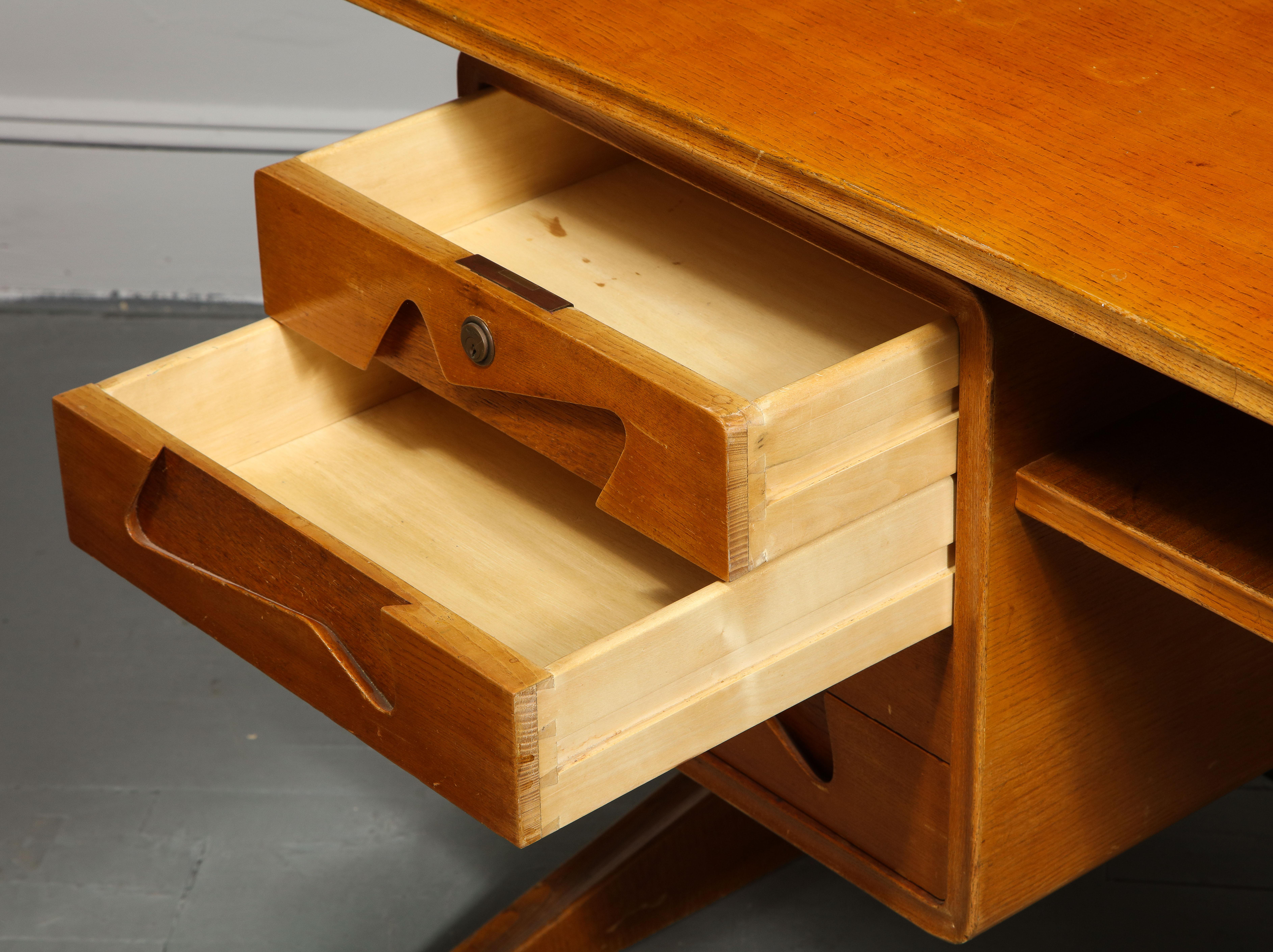 Mid-Century Desk in the Manner of Gio Ponti, Italy, circa 1950s 3