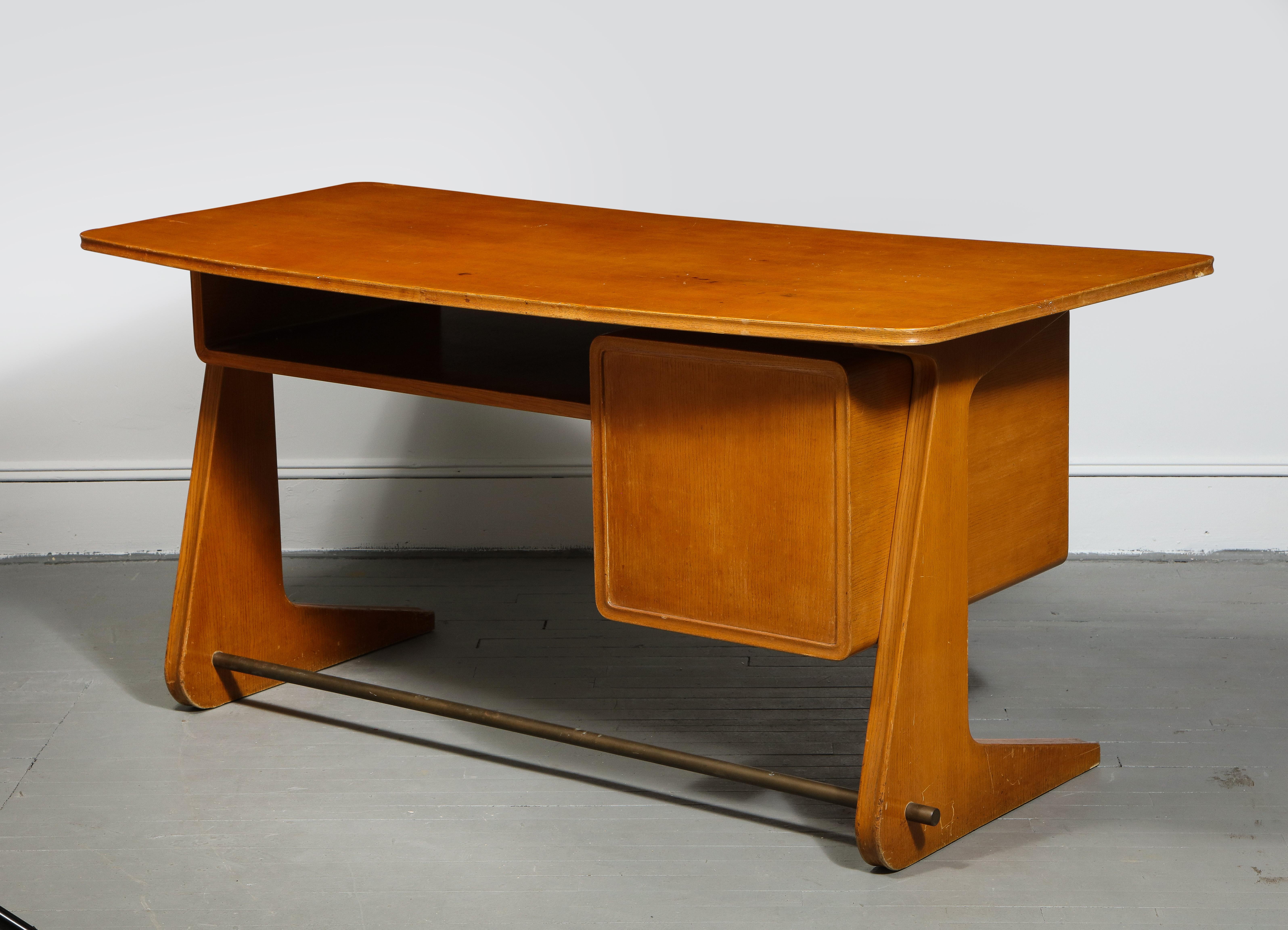 Mid-Century Desk in the Manner of Gio Ponti, Italy, circa 1950s 6