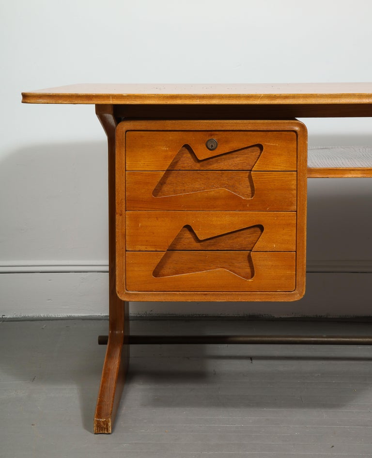 Italian Mid-Century Desk in the Manner of Gio Ponti, Italy, circa 1950s For Sale