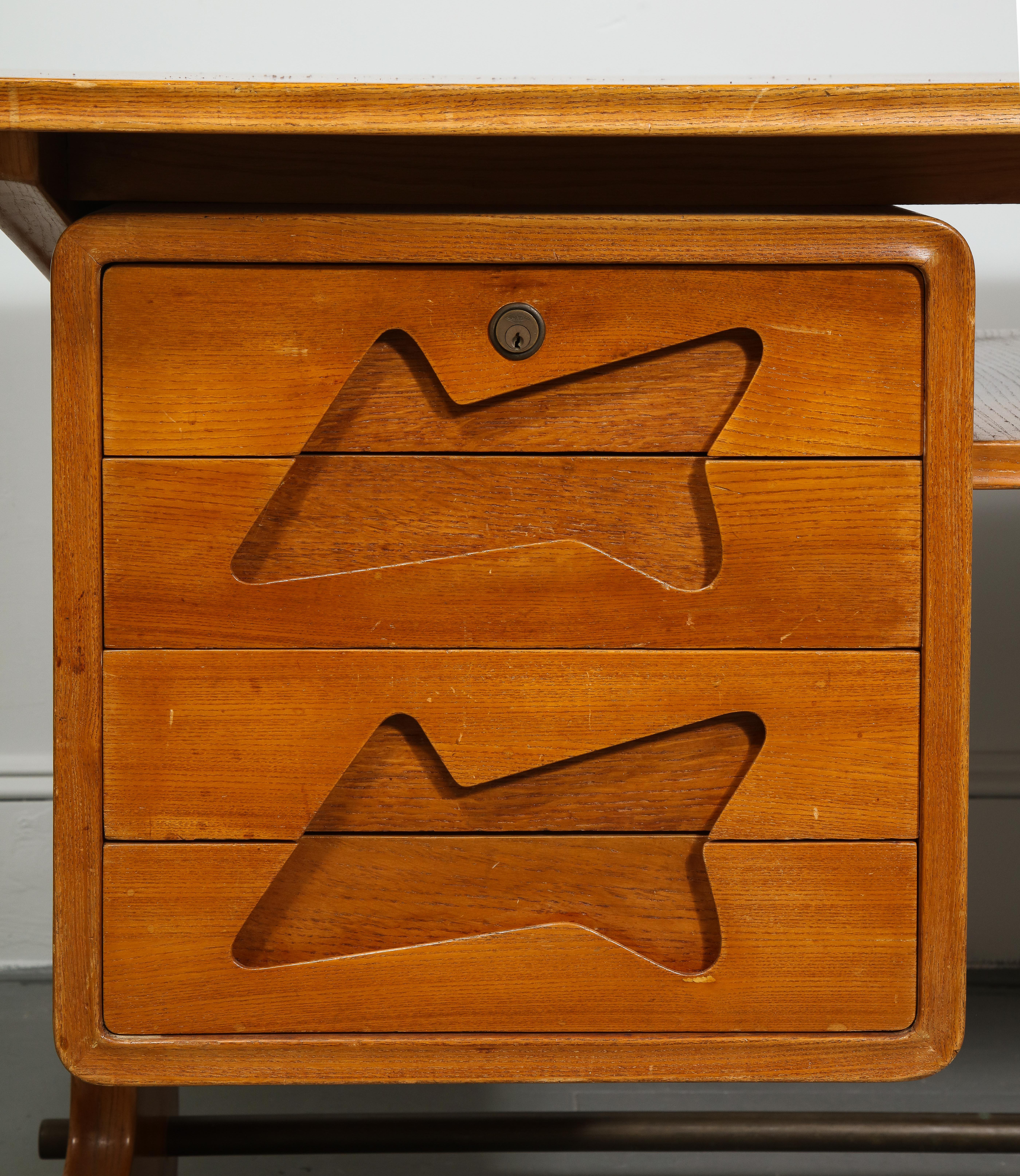Mid-Century Desk in the Manner of Gio Ponti, Italy, circa 1950s In Good Condition In New York City, NY