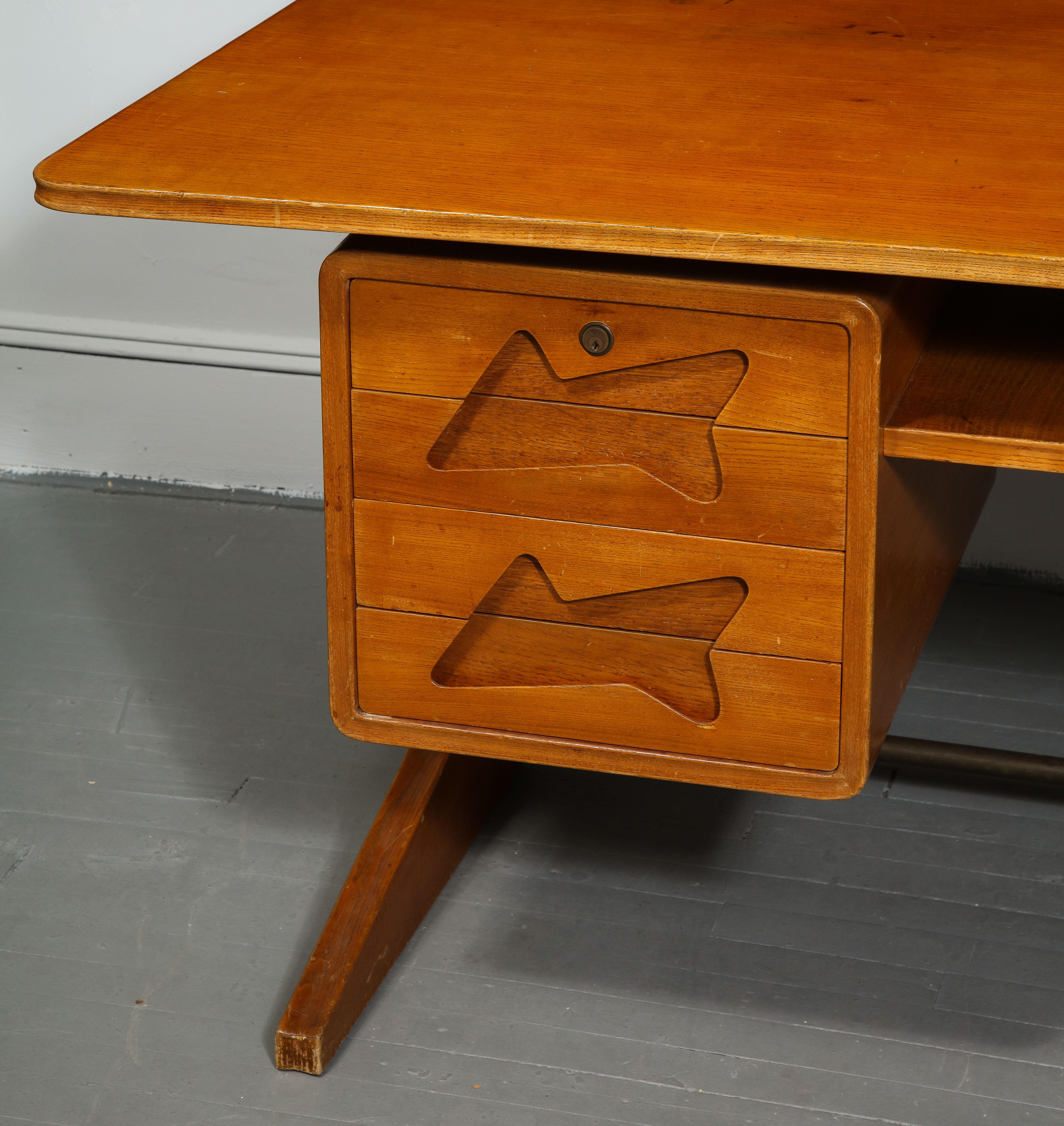 Mid-Century Desk in the Manner of Gio Ponti, Italy, circa 1950s 2