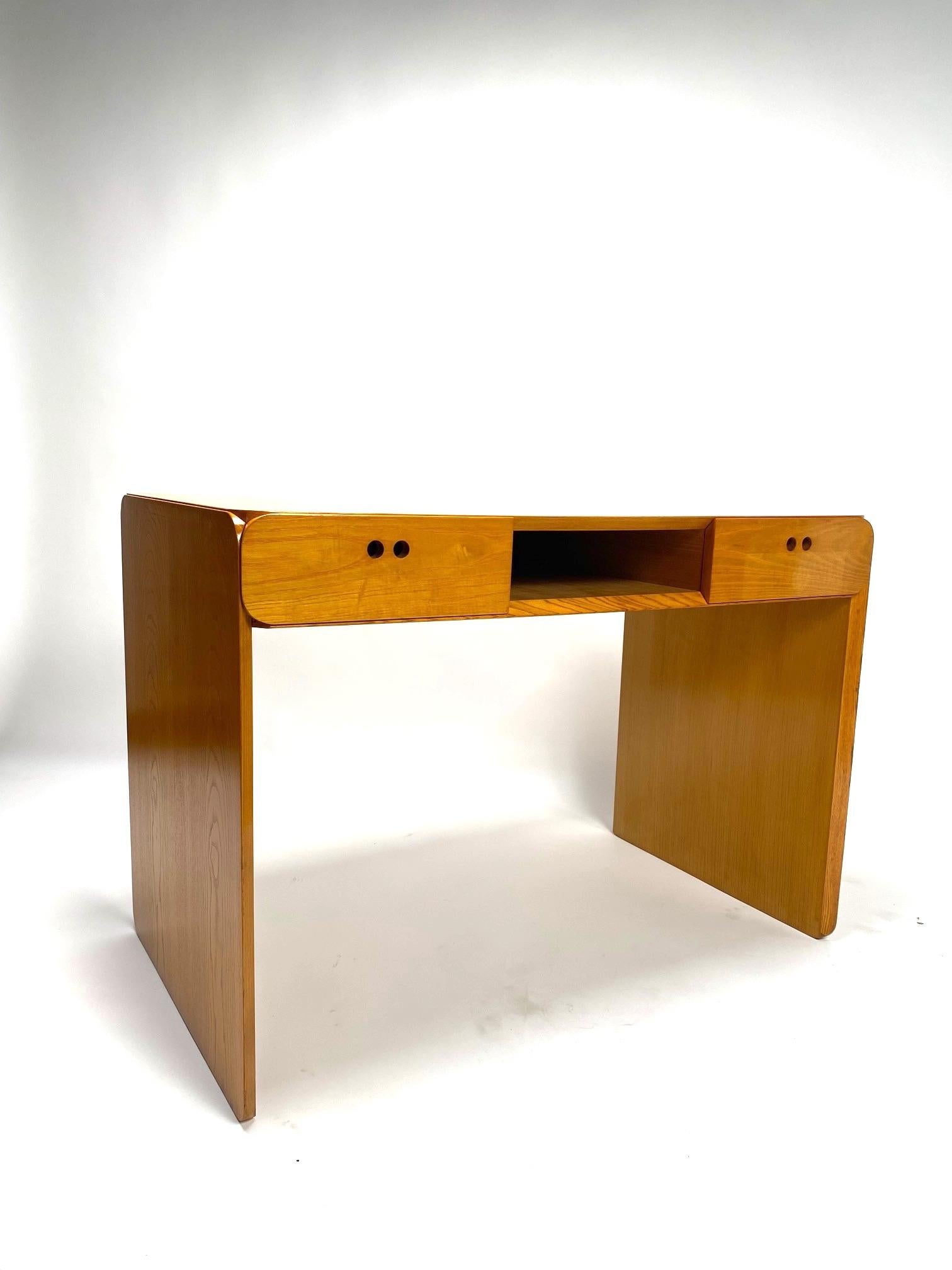 Mid-century light wood desk by Derk Jan de Vries - Netherlands, 1960s.

It is an iconic and very functional desk, thanks to its compact size it can easily be positioned in different contexts. 
A sober but refined design, capable of discreetly