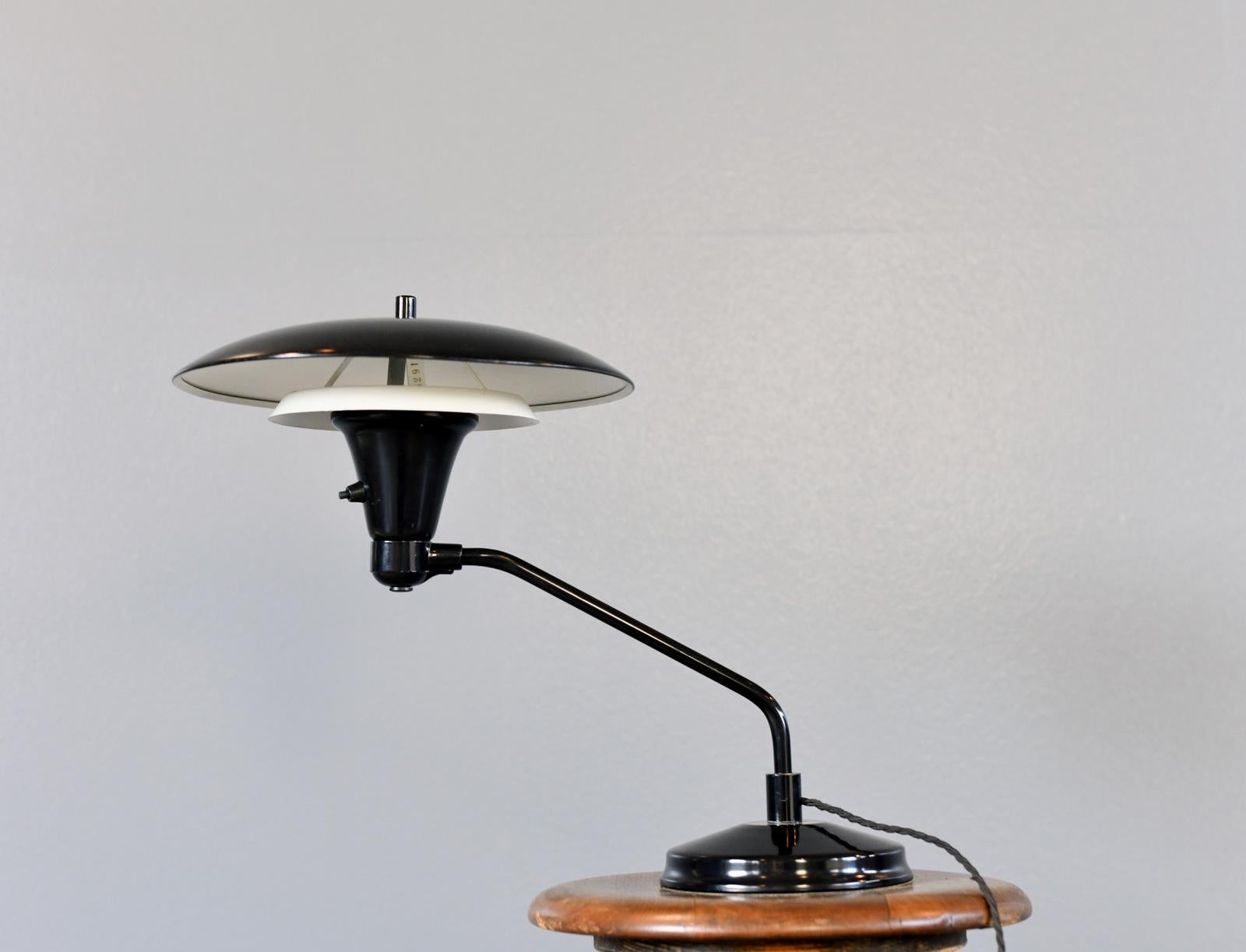 Lámpara de escritorio de mediados de siglo de Art Speciality Chicago Circa 1950s Moderno de mediados de siglo en venta