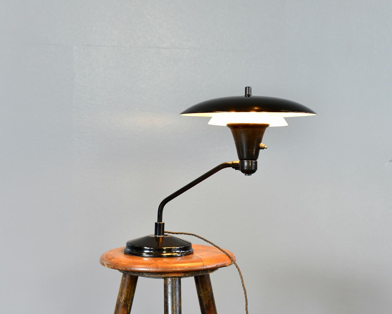 Lámpara de escritorio de mediados de siglo de Art Speciality Chicago Circa 1950s Acero en venta