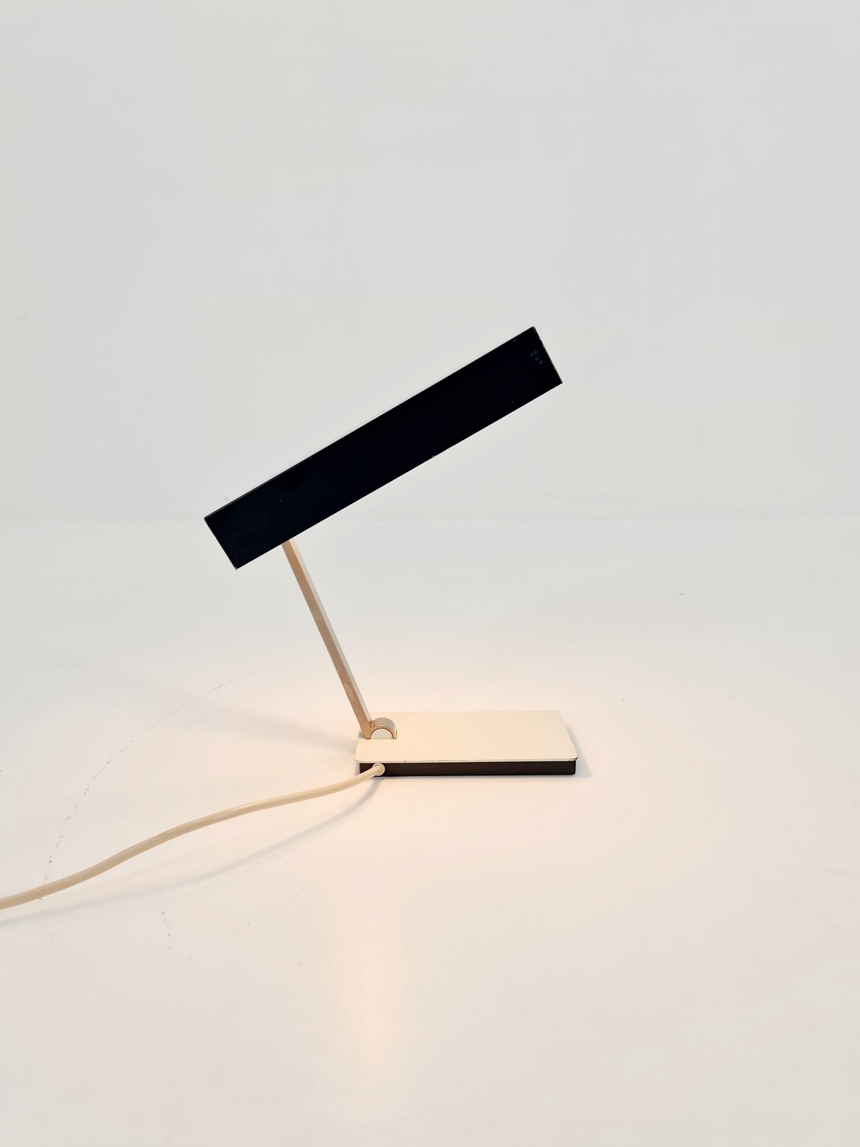 Lámpara de escritorio de mediados de siglo de Klaus Hempel para Kaiser Leuchten Model 6878 , años 60

Lámpara de escritorio minimalista, diseñada por Klaus Hempel para Kaiser Leuchten, años 60. La lámpara está realizada en aluminio pintado en