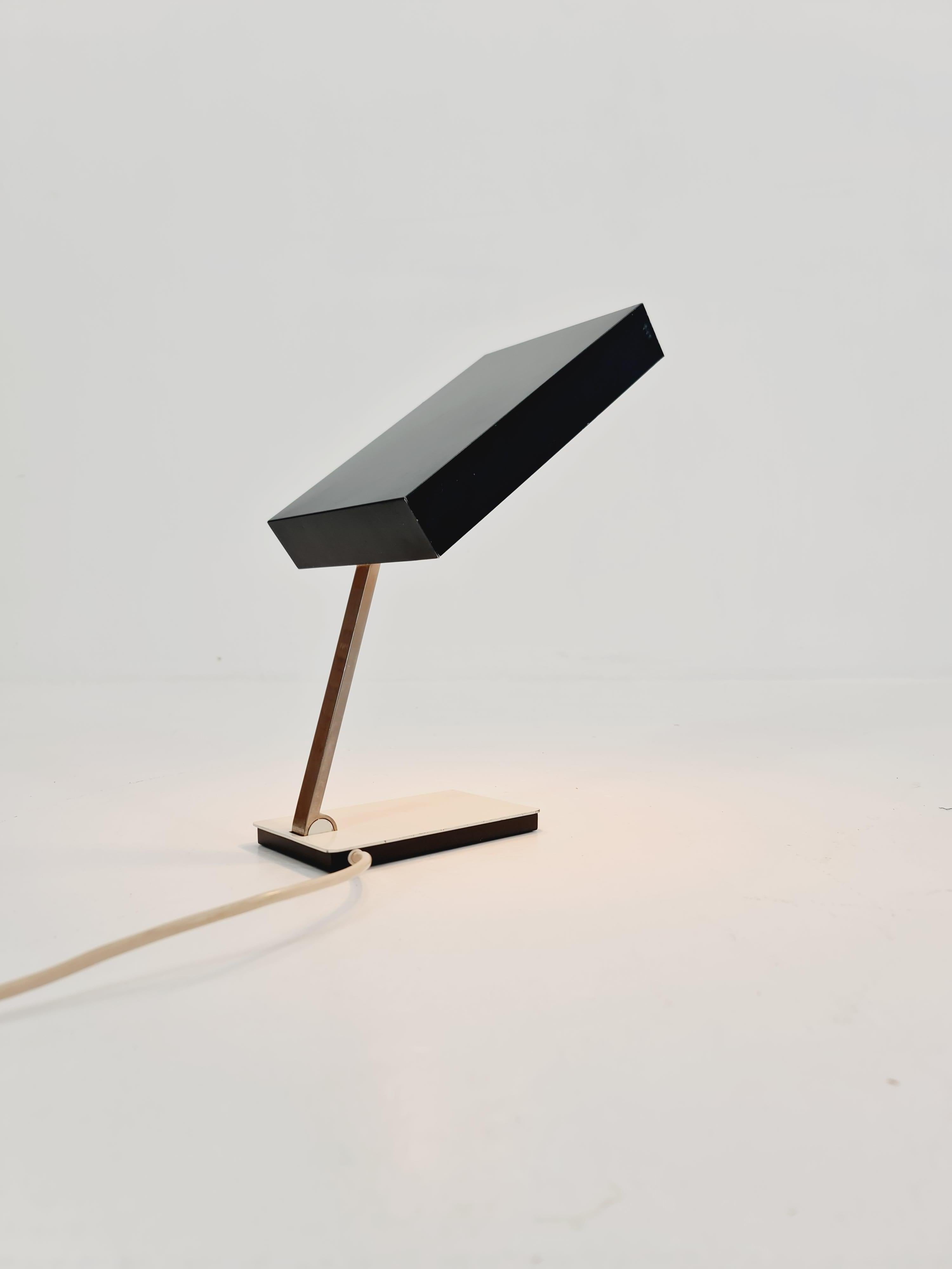 Lámpara de escritorio de mediados de siglo de Klaus Hempel para Kaiser Leuchten Model 6878 , años 60 Alemán en venta