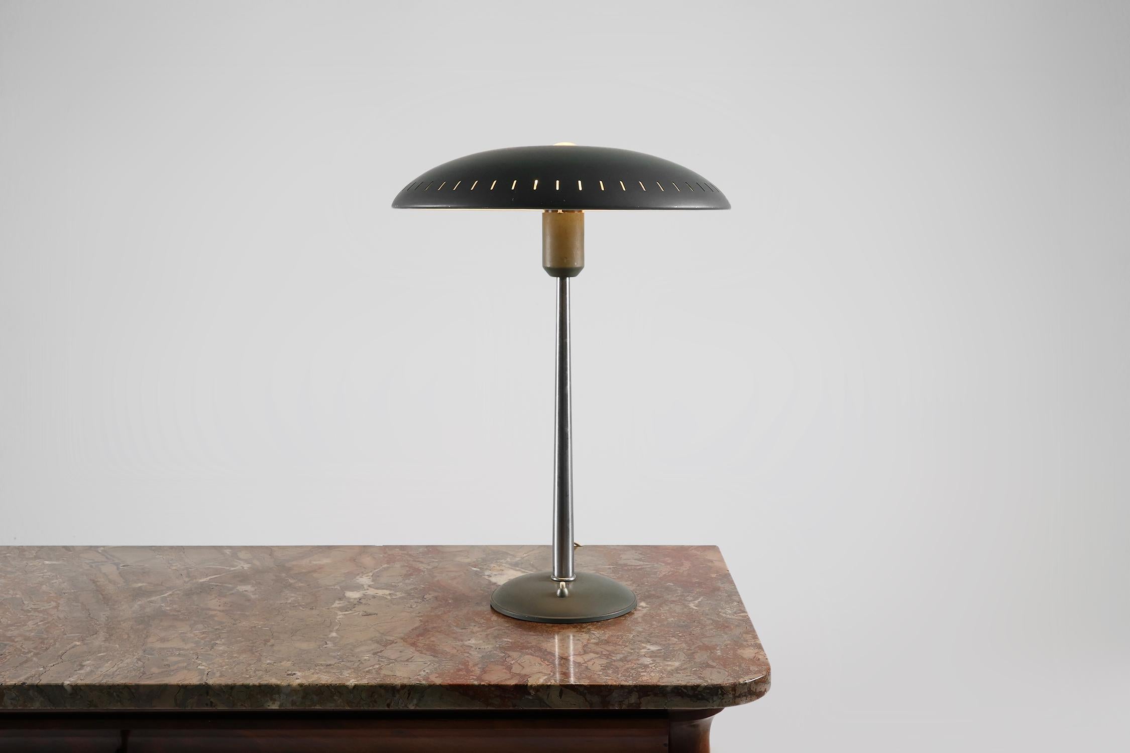 Pays-Bas / 1950 / Lampe de bureau / Louis Kalff / Philips / métal / Milieu du siècle / Vintage By

Un des premiers modèles de lampe de bureau conçu par Louis Kalff pour Phillips, Pays-Bas, dans les années 1950. Cette pièce classique est dotée d'un