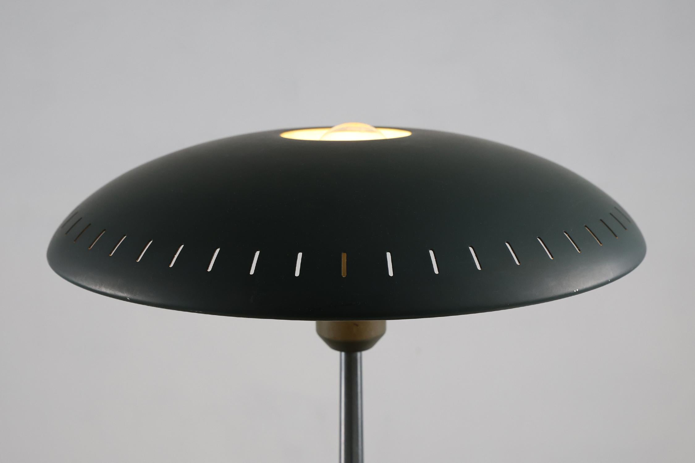 Mid-Century Modern Lampe de bureau du milieu du siècle par Louis Kalff pour Philips, The Netherlands 1950s en vente