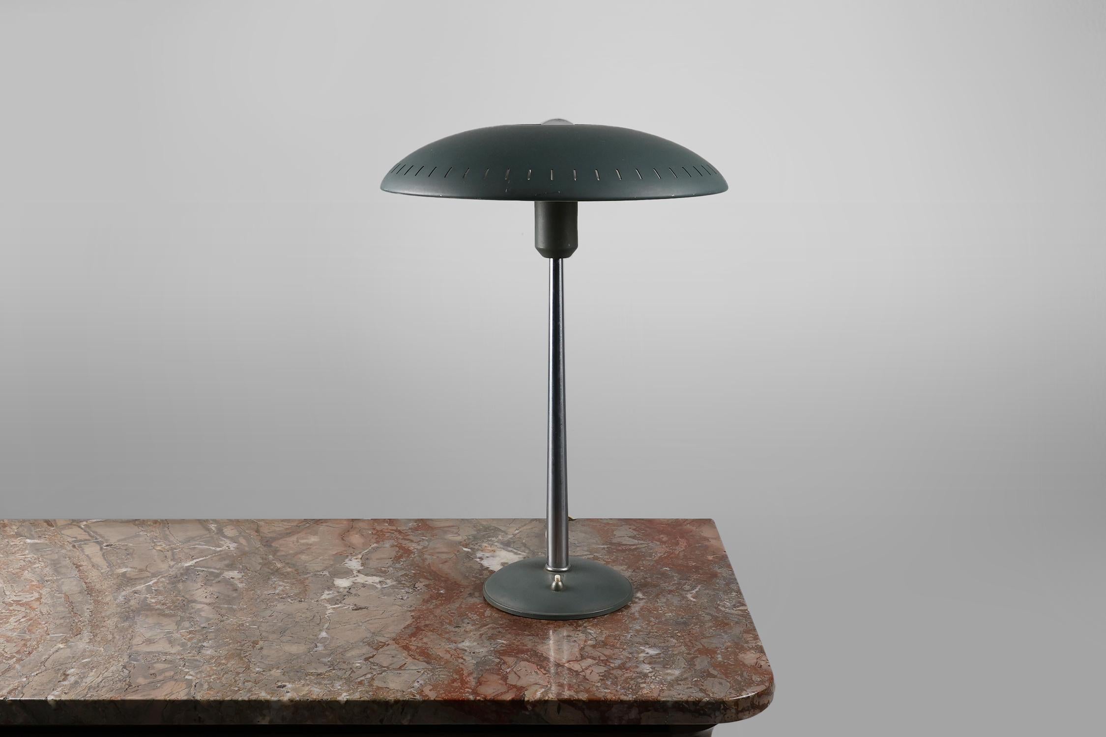 Lampe de bureau du milieu du siècle par Louis Kalff pour Philips, The Netherlands 1950s Bon état - En vente à Meulebeke, BE