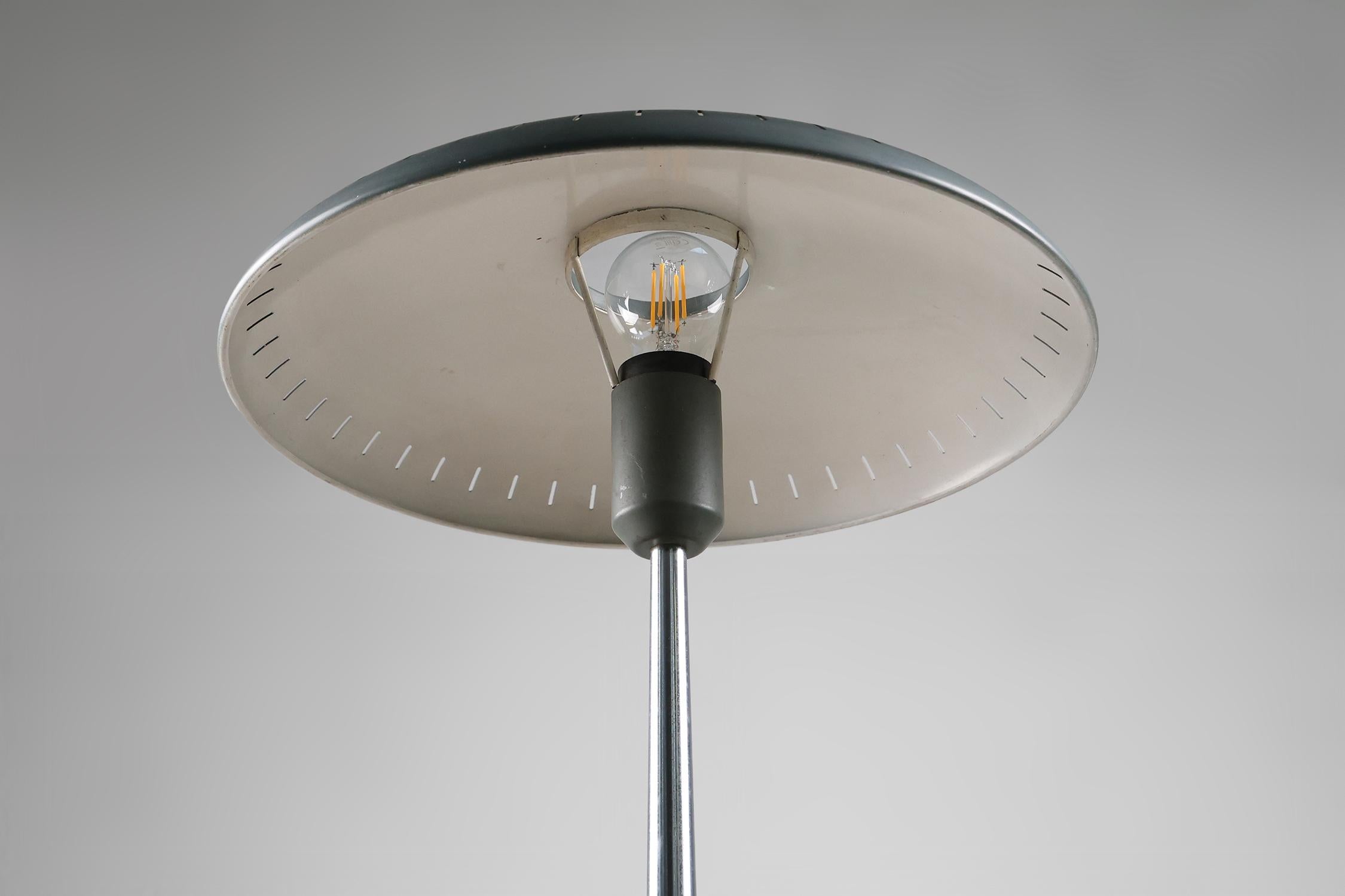 Métal Lampe de bureau du milieu du siècle par Louis Kalff pour Philips, The Netherlands 1950s en vente