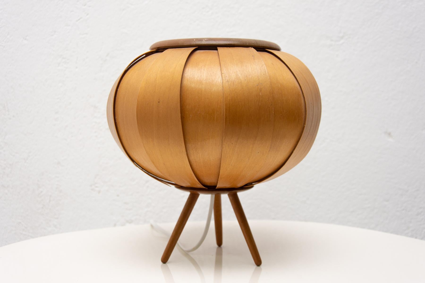 Midcentury desk lamp designed by Stanislav Kucera for ULUV. The lampshade is made of slices of wood veneer. In very good Vintage condition, fully functional.

Measures: Height 27 cm

Width 25 cm

Depth 25 cm.