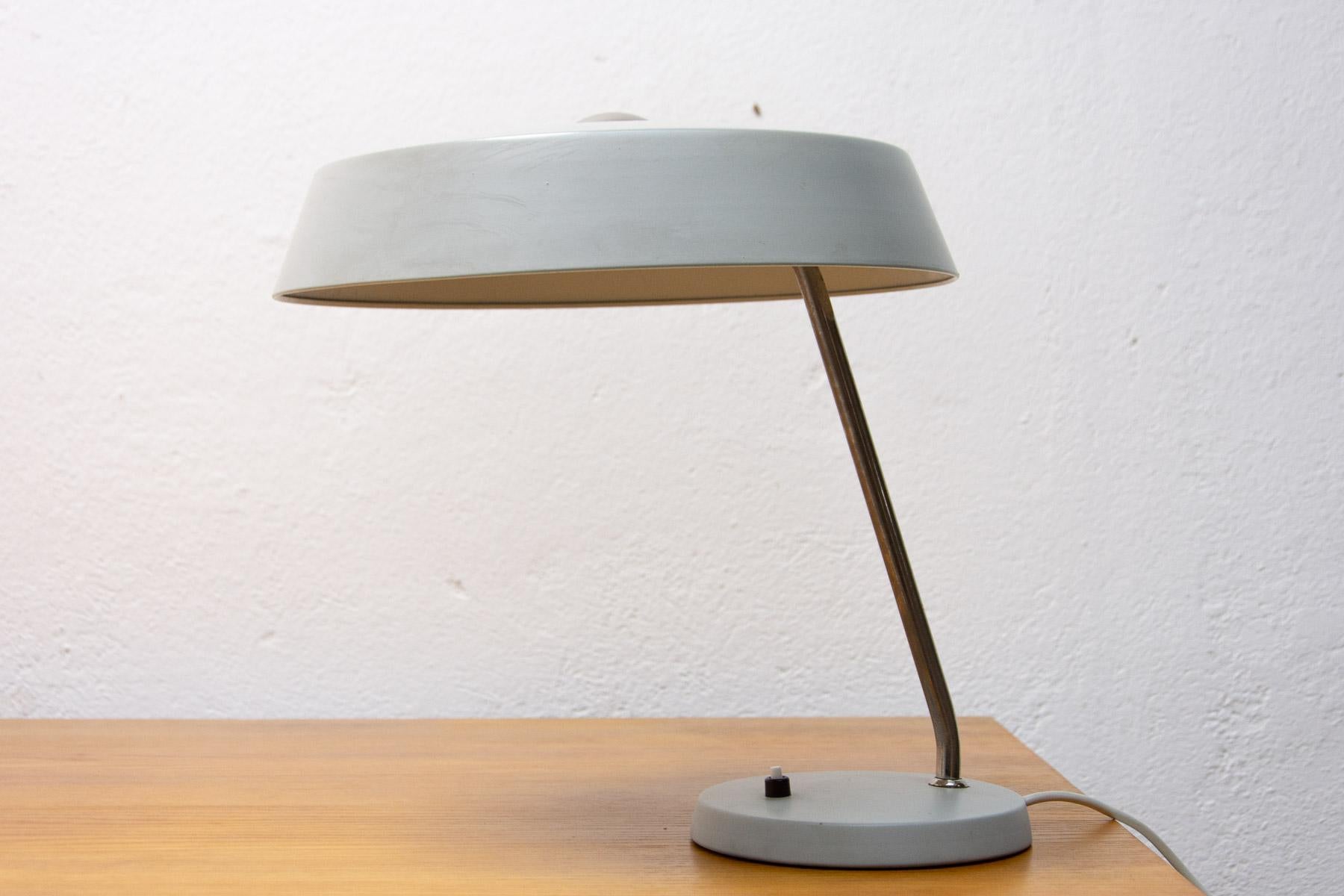 Mid century desk lamp, associated with “Brussels period” and world-renowned EXPO58. It was made in the former Czechoslovakia in the 1960´s. Material: metal, aluminum, sheet metal.

It is switched on and off using the button located on the base.