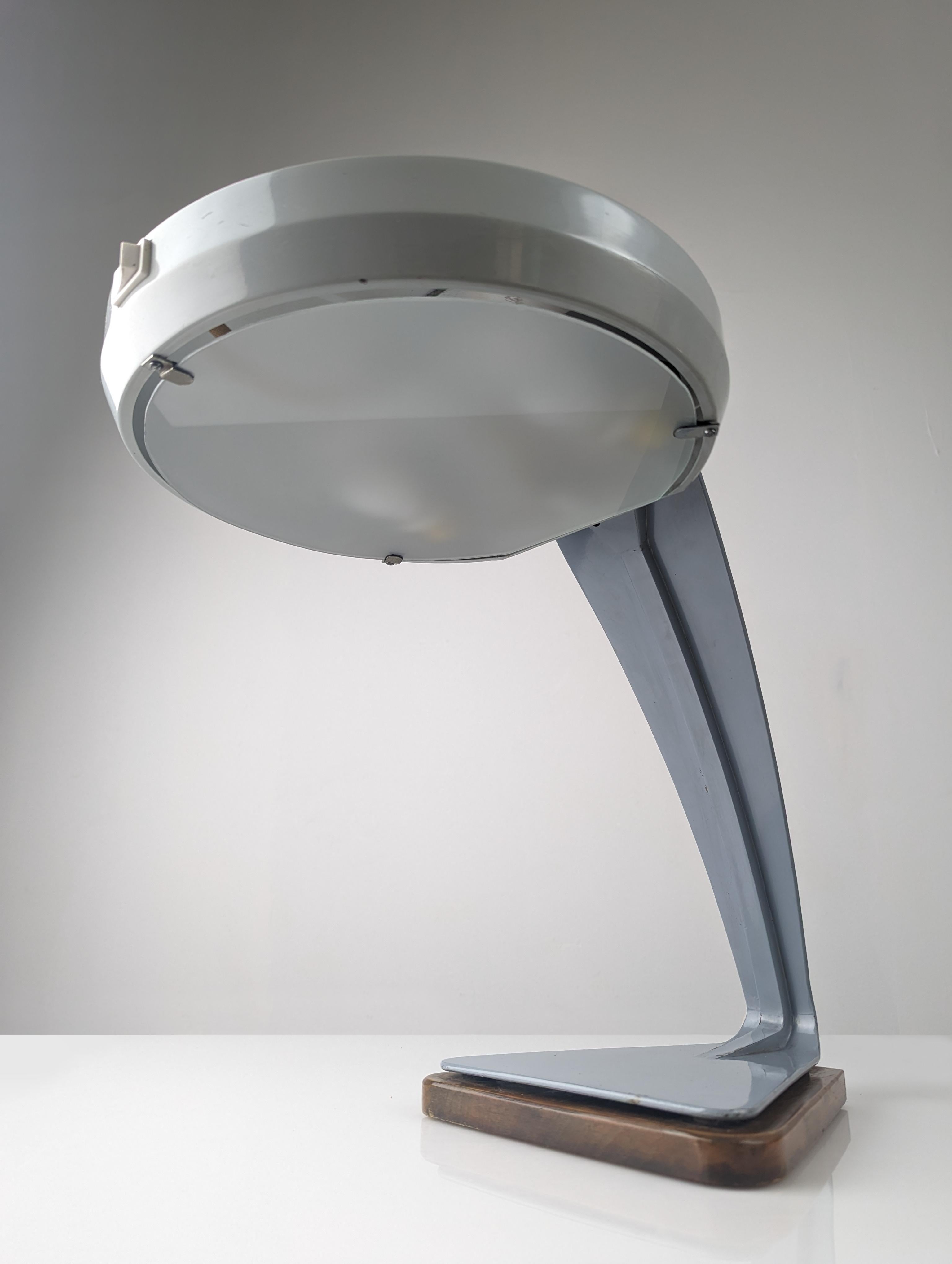 Nous vous présentons une pièce de design authentique, une lampe de bureau qui respire l'élégance et le charme intemporel. Présentant des détails exquis issus d'un travail artisanal méticuleux, il associe la solidité du métal à la chaleur du bois et