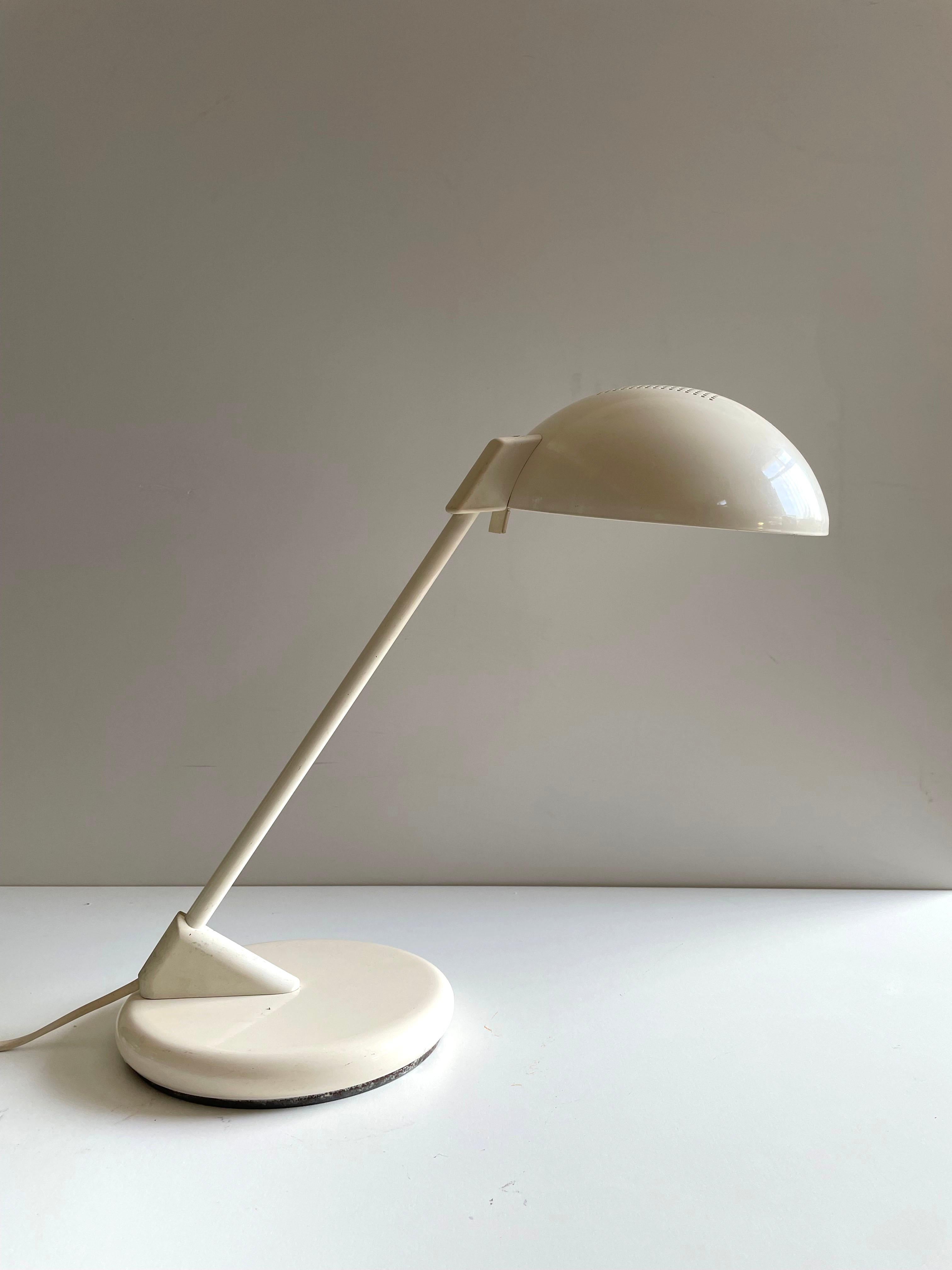 Vintage desk lamp made of white lacquered metal and plastic details

Manufactured by German company Seneca in the 1960s/1970s

Beautiful and elegant modernist/space-age design

E27 socket

Measurements: circa 40 x 40 x 20 cm (H/W/D)
Weight: