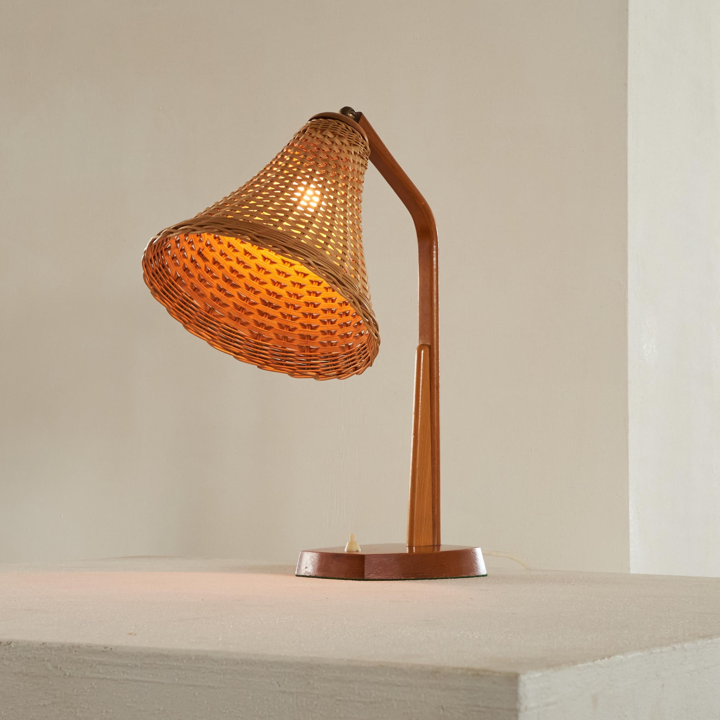 Mid Century Desk Lamp in Rattan and Wood 1960s.

Wonderful mid-century desk lamp in wood and rattan. Beautiful shaped wooden frame and a rattan shade which gives very warm light - included a very atmospheric light on the surroundings. Very 1960s,