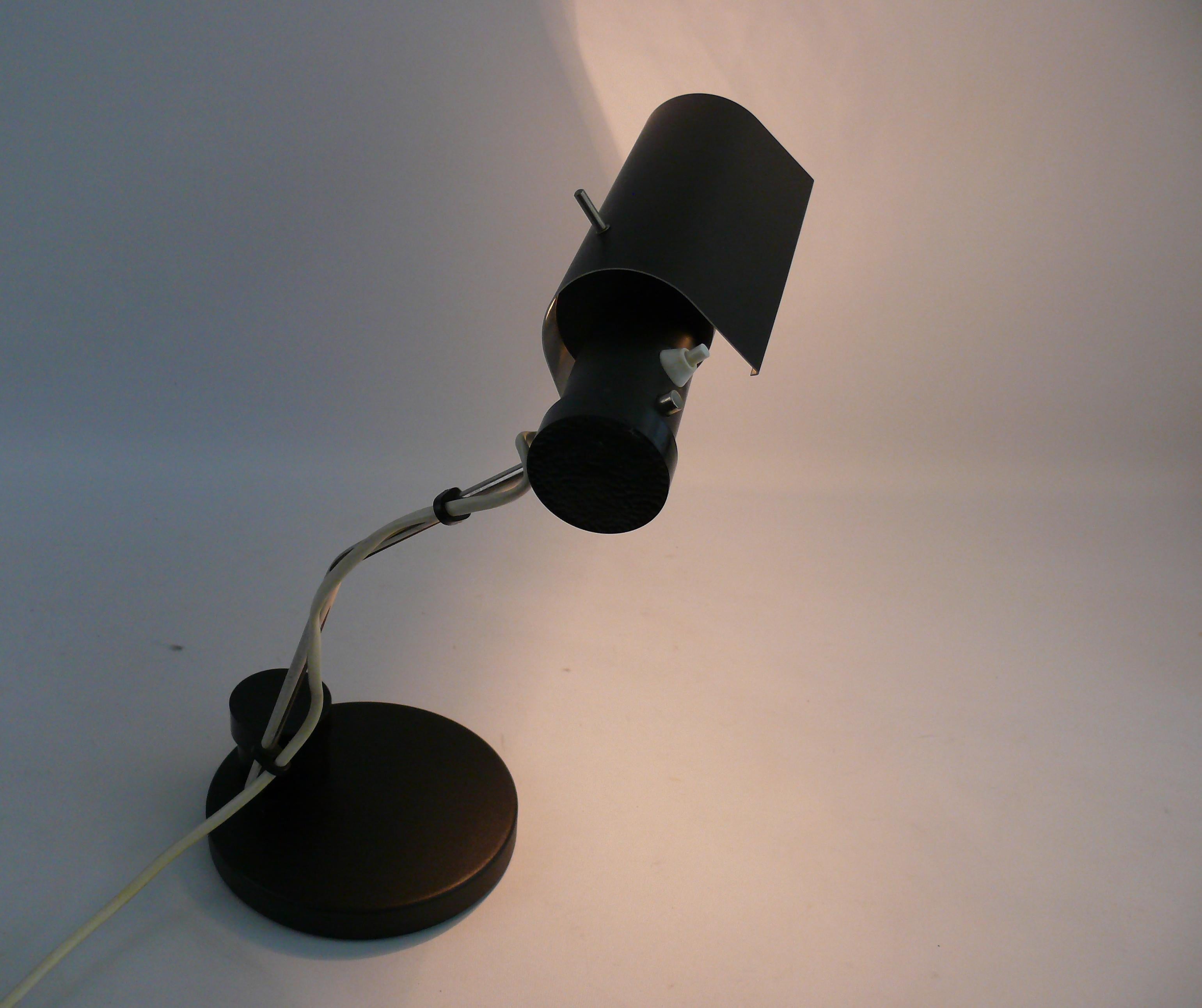 Desk lamp from the 1960s by the company Metallrücker Halle, type TK 501 - design Oskar Immerschied. The lamp is made of black painted metal and chrome-plated elements as well as plastic handle screws. The desk lamp is very solidly made. The heavy