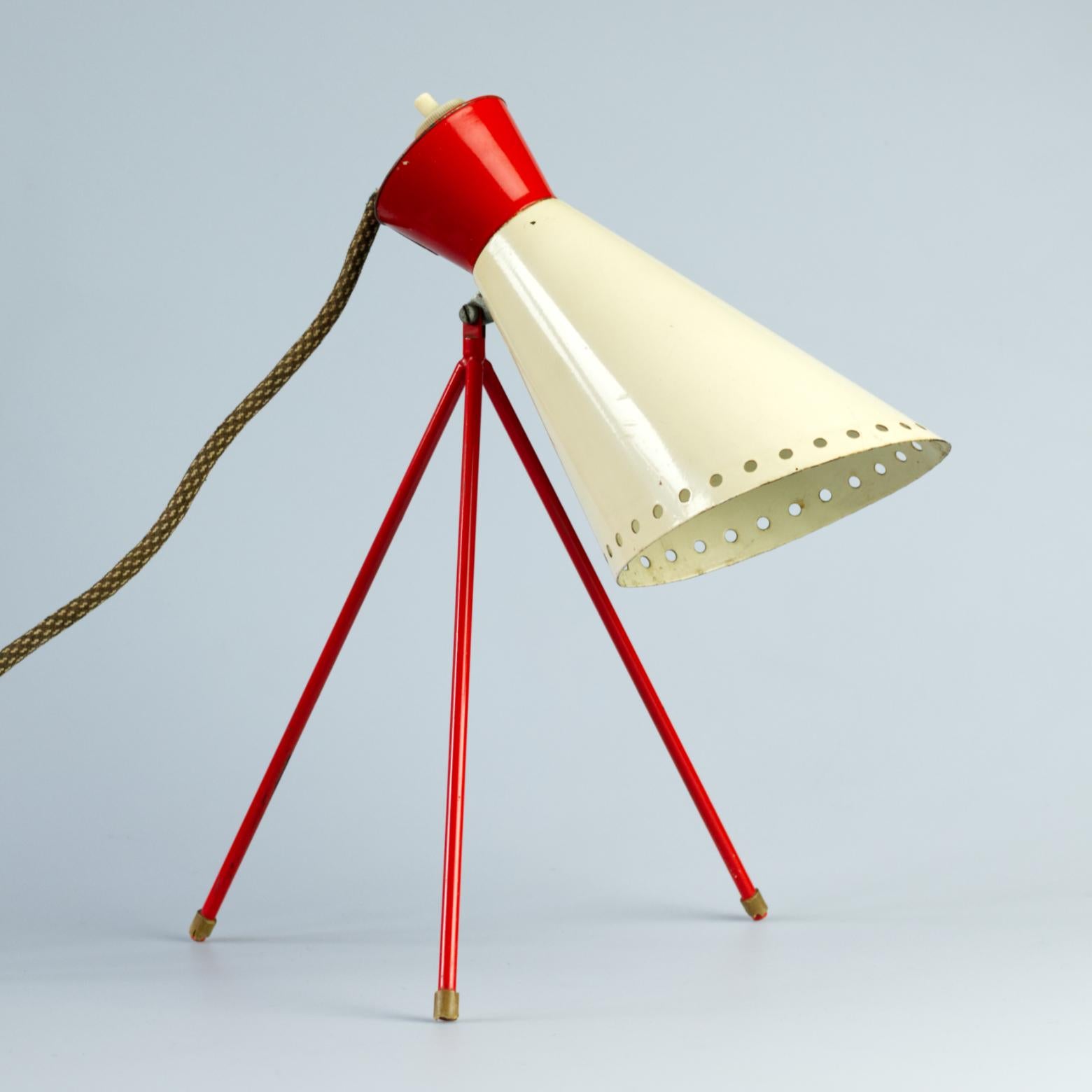 Vintage Tischlampe entworfen von Josef Hurka ist in einem ursprünglichen Zustand mit nur geringen Gebrauchsspuren. 
Arbeiten mit E14-Glühbirne.
Verstellbarer Lampenschirm.

Mit einem Reiseadapter kann die Lampe überall auf der Welt verwendet werden.