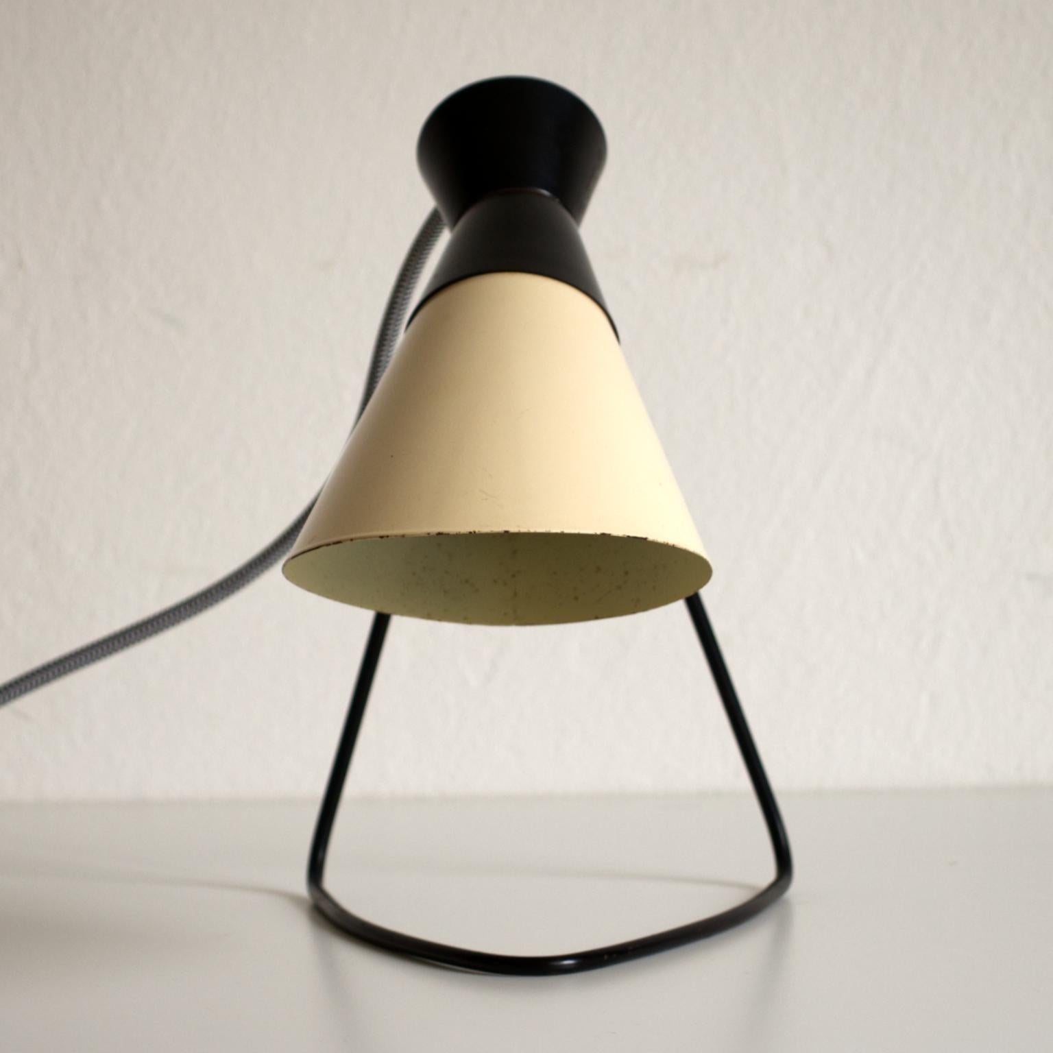 Lampe de table vintage conçue par Josef Hurka pour Napako Czechoslovakia dans un état original avec seulement des signes mineurs d'utilisation.
Fonctionne avec une ampoule E14.
La lampe peut être utilisée partout dans le monde avec un adaptateur de