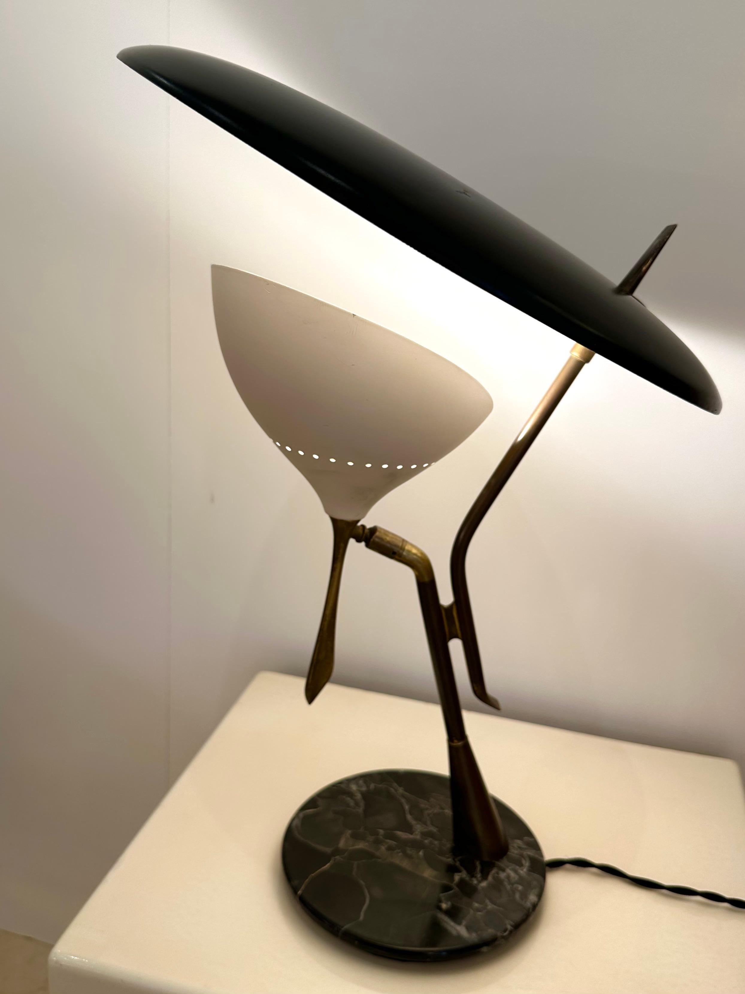Rare Mid-Century Modern Desk table lamp by the italian editor manufacture Lumen in brass, original black and white lacquered painted metal not repainted, brass adjustable arm and shade, marble base. Famous design like Reggiani, Sciolari, Francesco