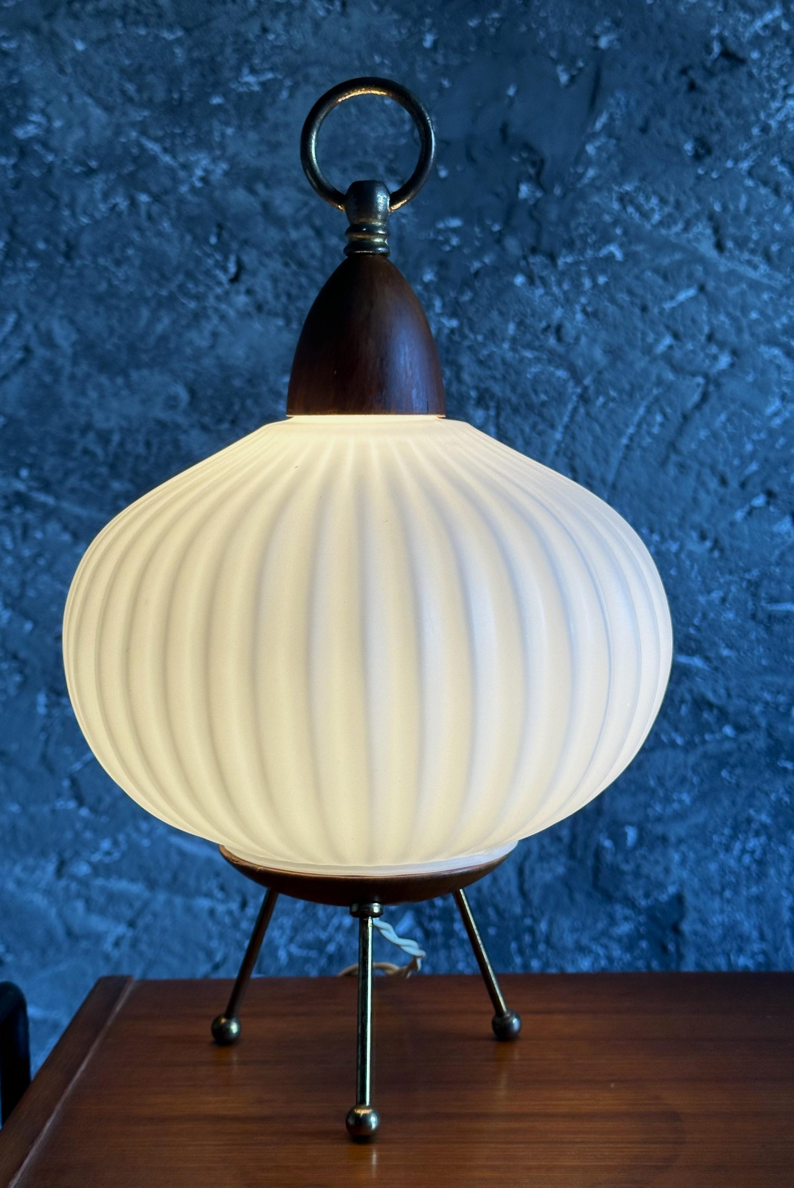 Lampada da scrivania di metà secolo in teak e ottone, Danimarca 1960 in vendita 6