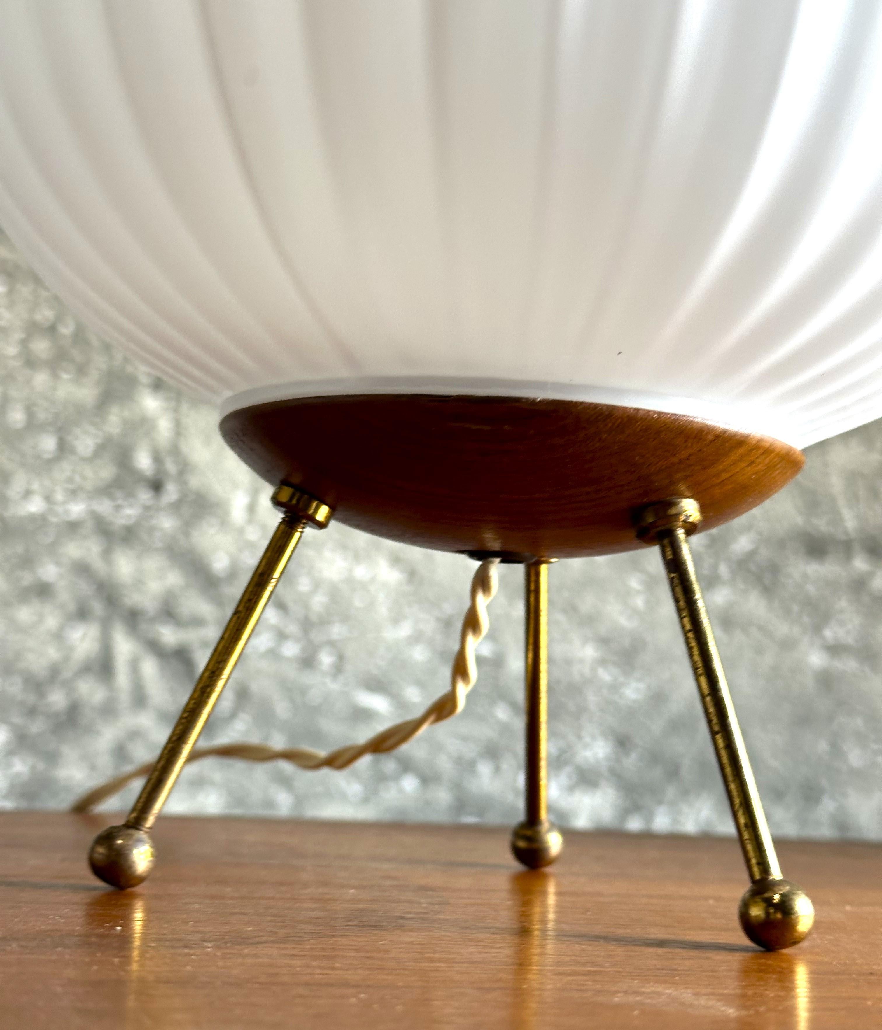 Lampada da scrivania di metà secolo in teak e ottone, Danimarca 1960 in vendita 10