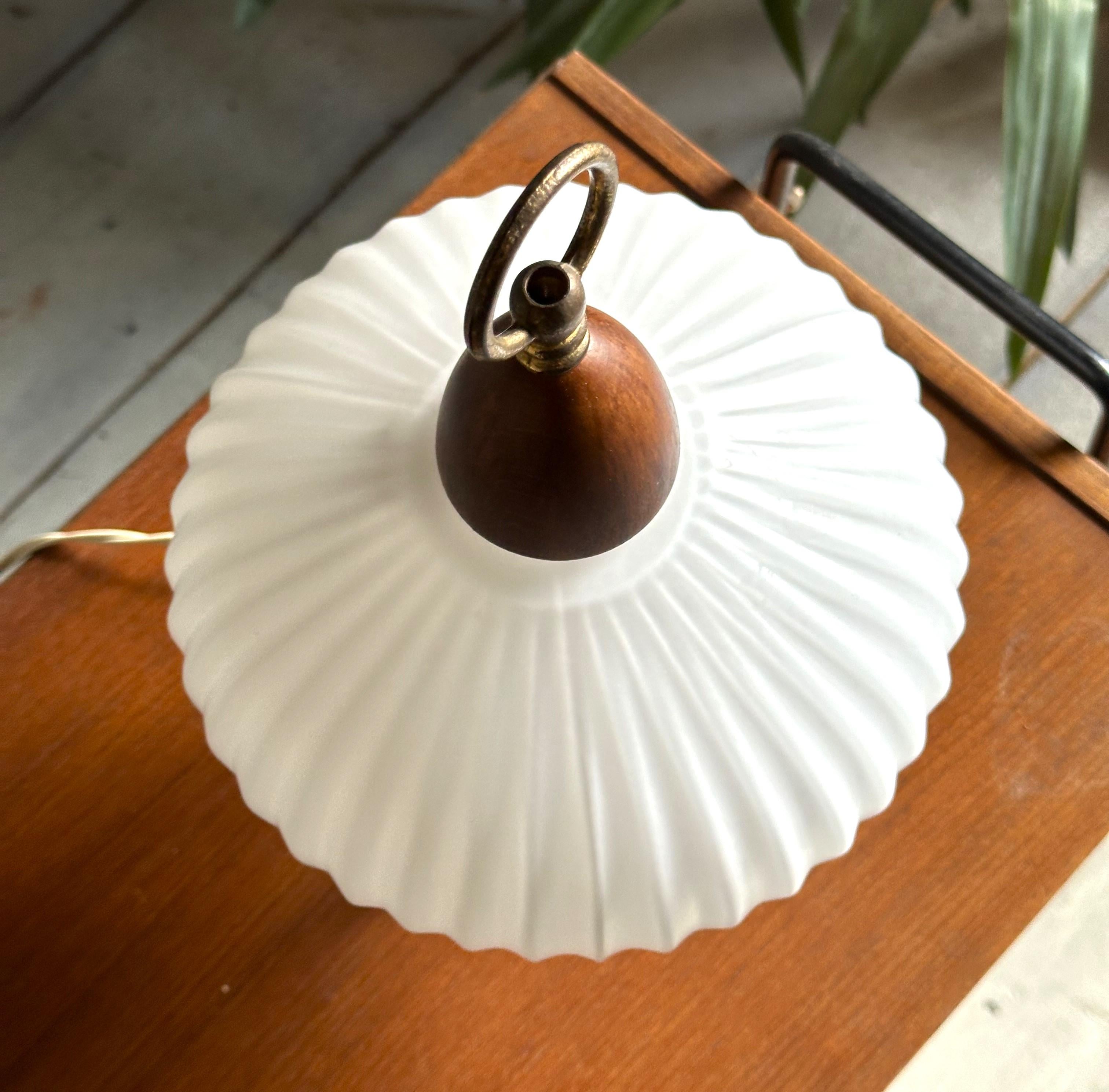 Lampada da scrivania di metà secolo in teak e ottone, Danimarca 1960 in vendita 11