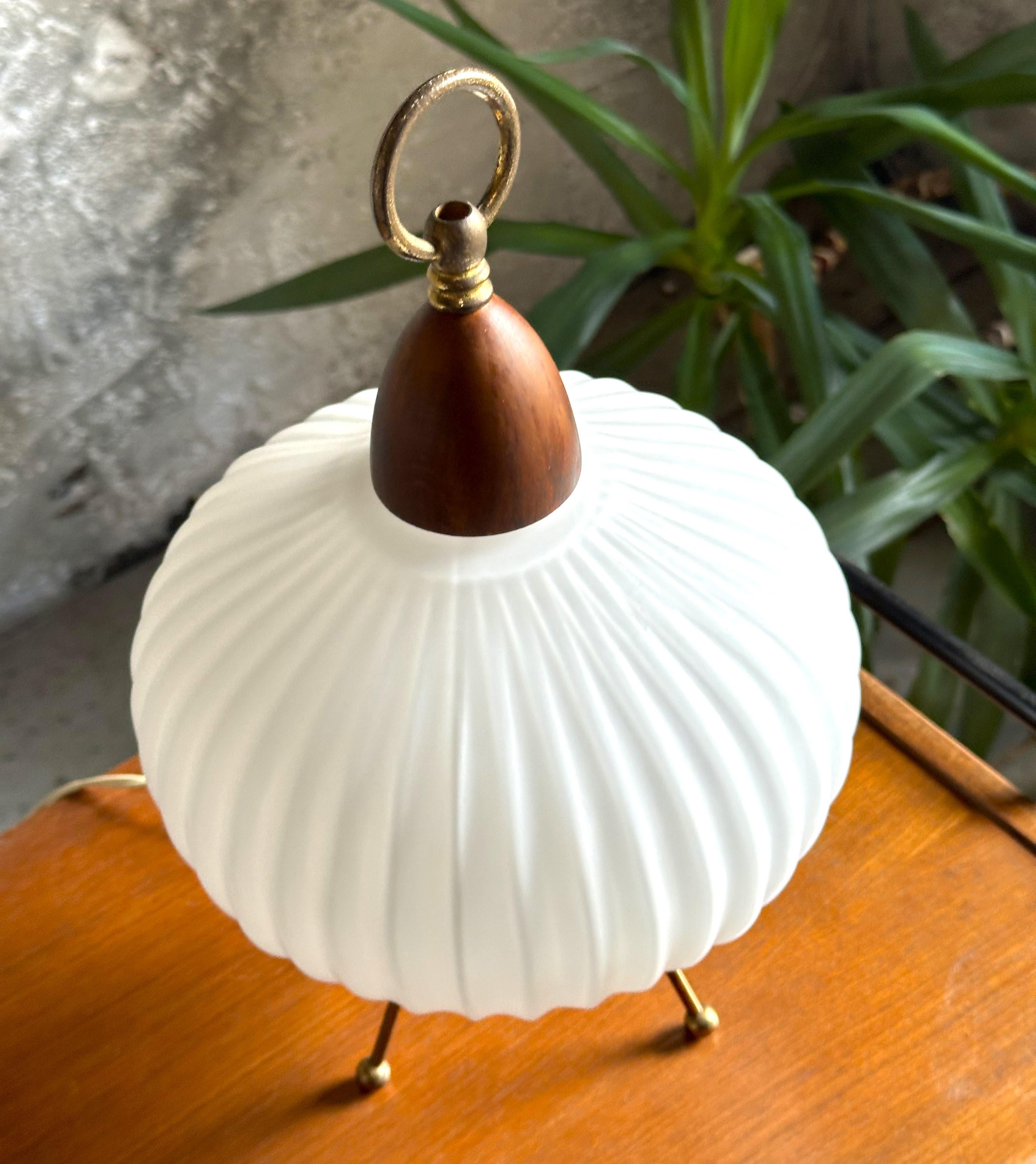 Lampada da scrivania di metà secolo in teak e ottone, Danimarca 1960 in vendita 12