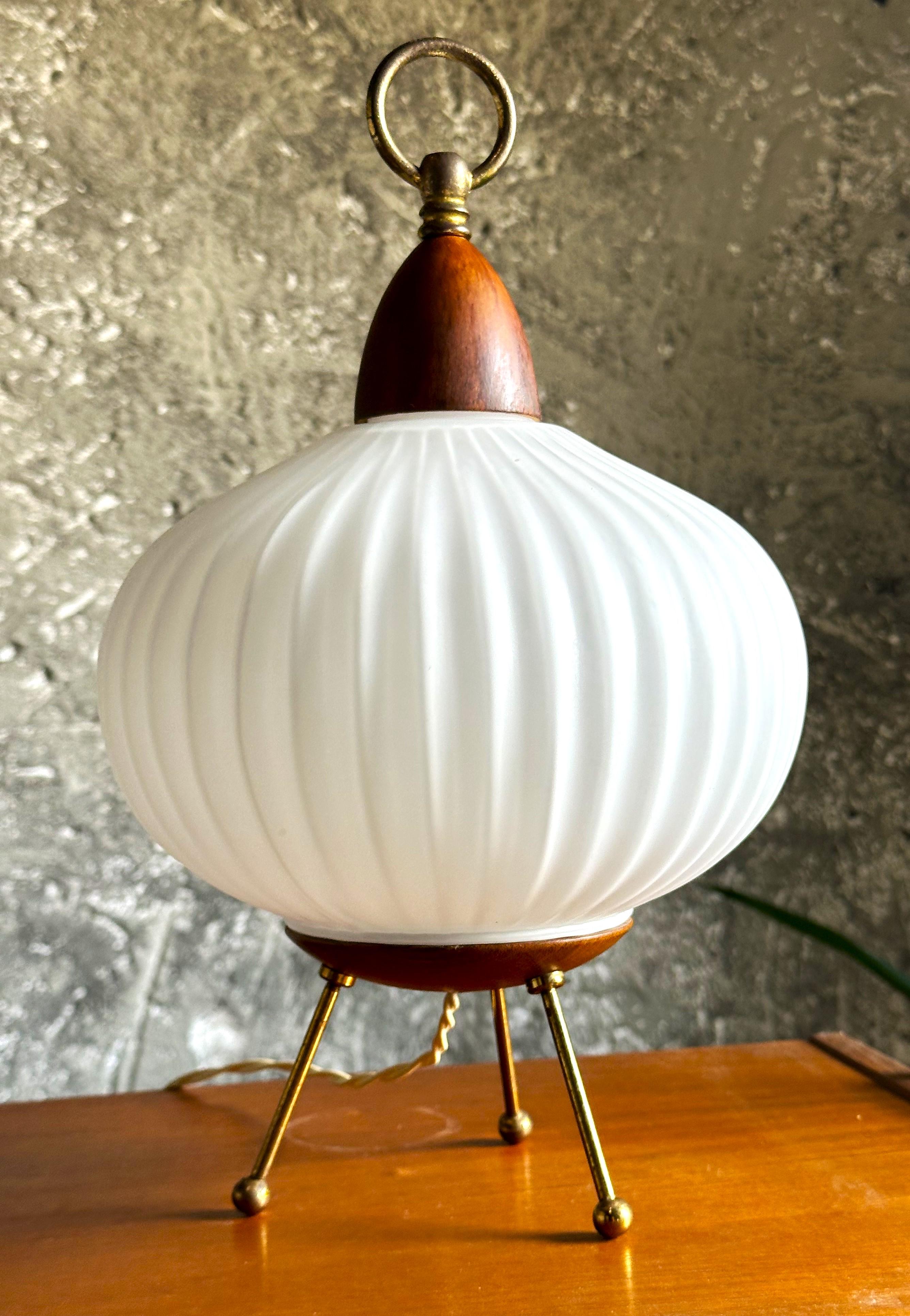 Lampada da scrivania di metà secolo in teak e ottone, Danimarca 1960.
La piccola crepa alla base del vetro è completamente nascosta dalle parti in legno.